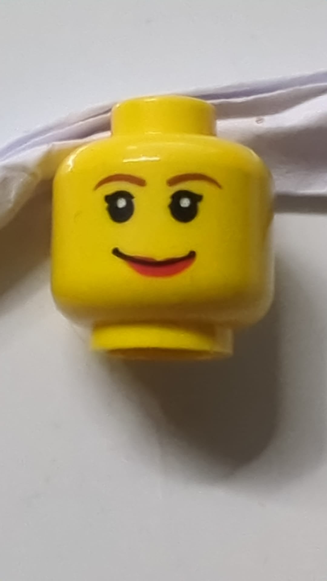 Minifigur, Kopf, weiblich, rötlich-braune, dünne Augenbrauen, schwarze einzelne Wimpern, rote Lippen, breites Grinsen gelb