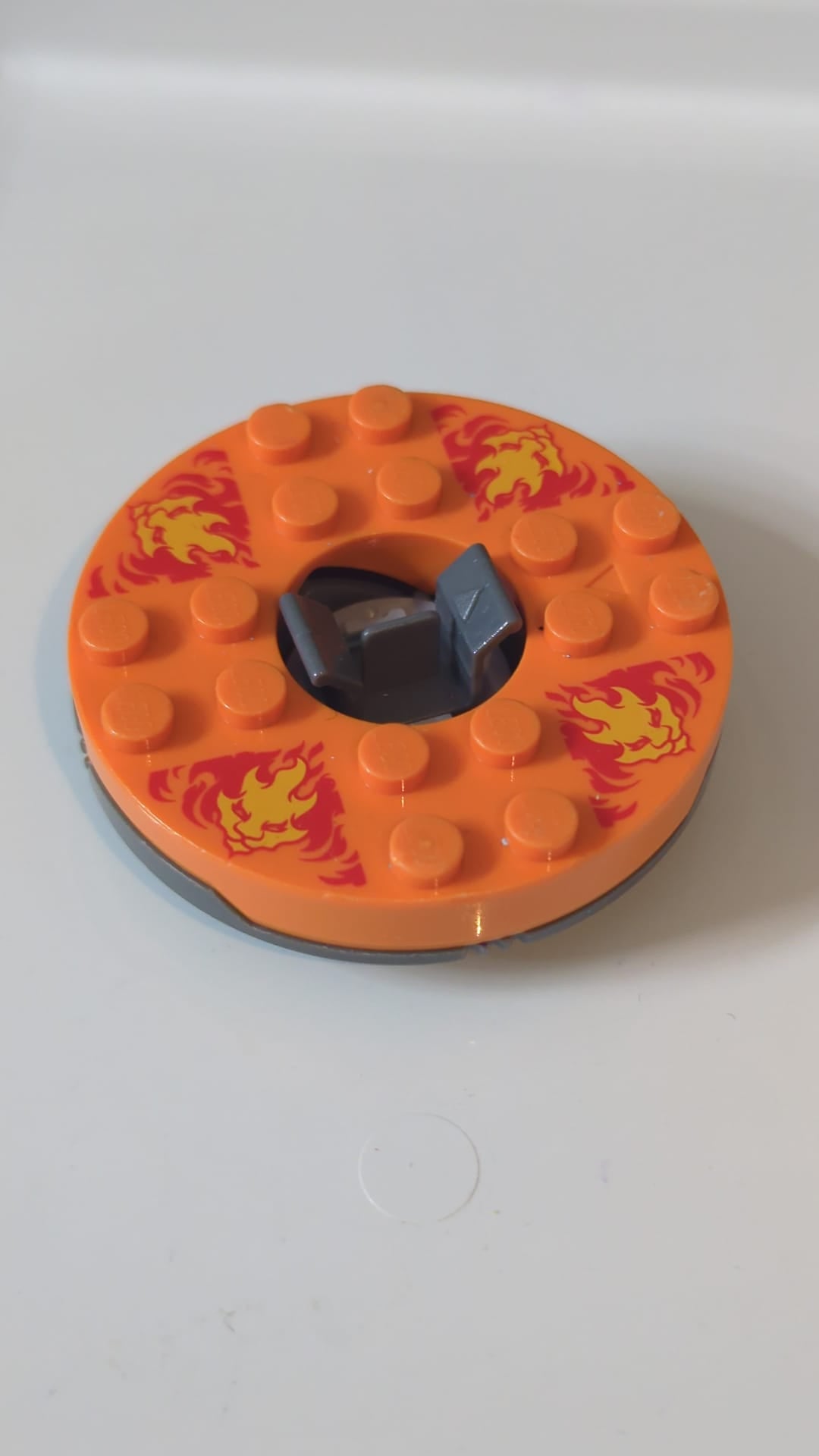 6x6x1 1/3 Ninjago Spinner, runde Basis mit orangefarbener Oberseite und hell-leuchtend orangefarbenen Seitenflächen mit rotem Flammenmuster neudunkelgrau