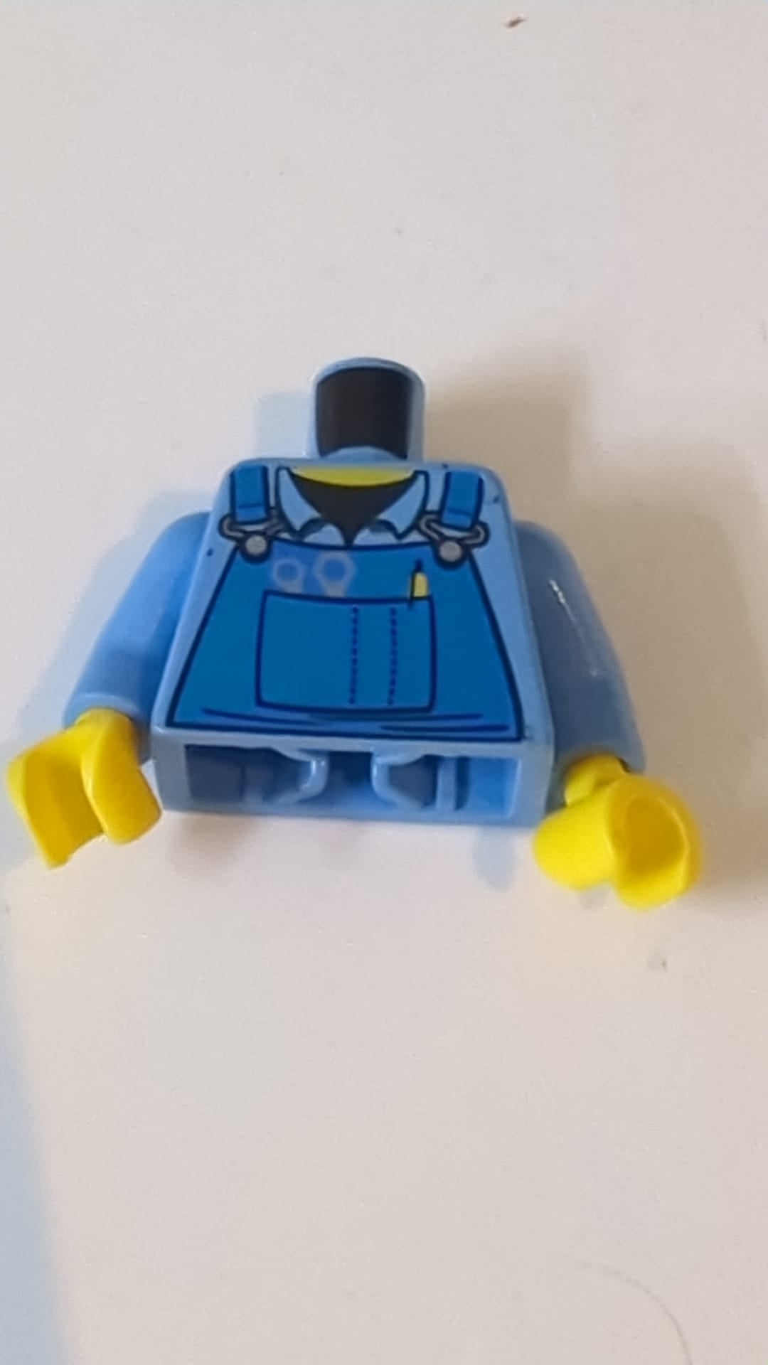 Mechaniker-Overall mit silbernen Schraubenschlüsseln und Befestigungselementen, gelbem Stift und schwarzem Unterhemdmuster / mittelblaue Arme / gelbe Hände mittelblau