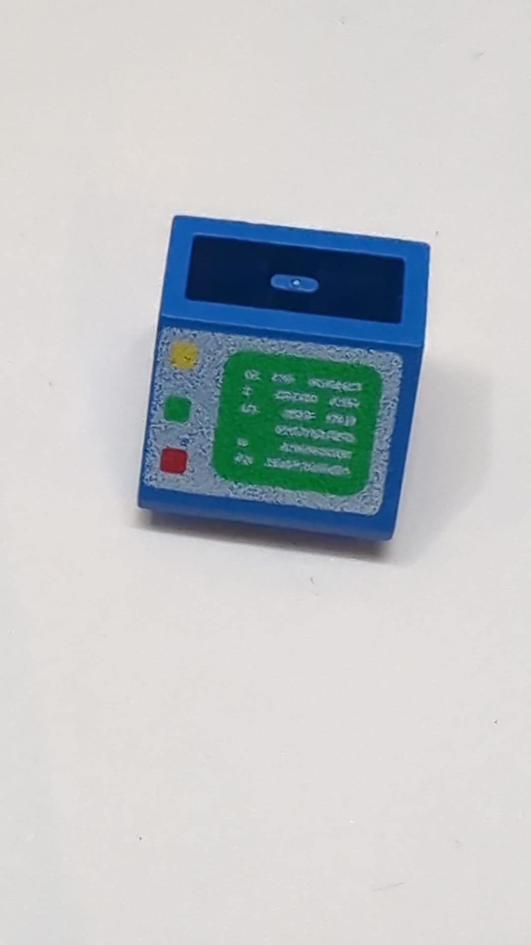 2x2 Schräge, umgekehrte 45-Stiftleiste mit flachem Boden, grünem Computerbildschirm auf weißem Hintergrund, roten, grünen und gelben Knöpfen auf der linken Seite blau