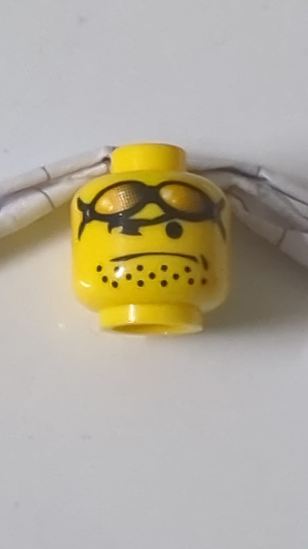 Minifigur, Kopf mit Brille und orangefarbener Sonnenbrille auf der Stirn, Stoppelmuster gelb