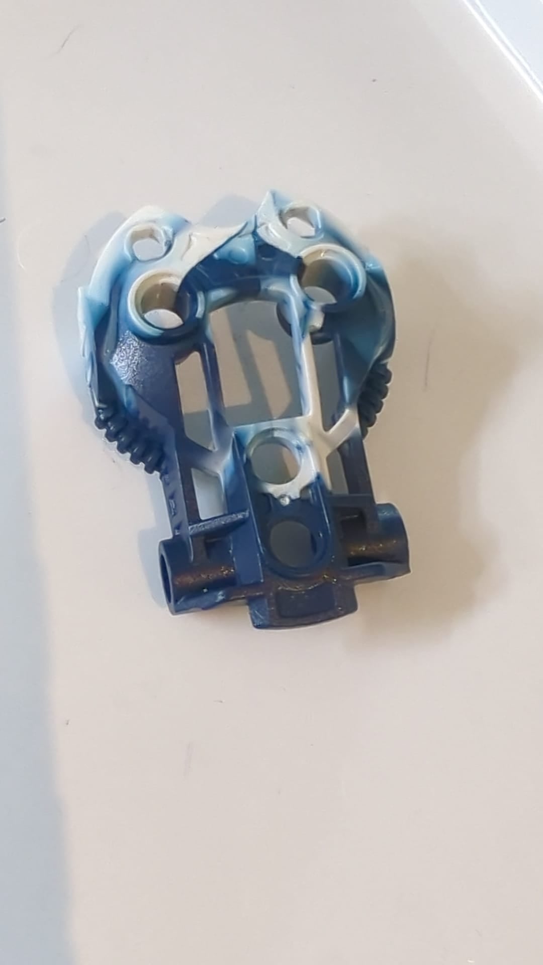 Bionicle Toa Inika Schulterpanzer mit marmoriertem weißen Muster dunkelblau