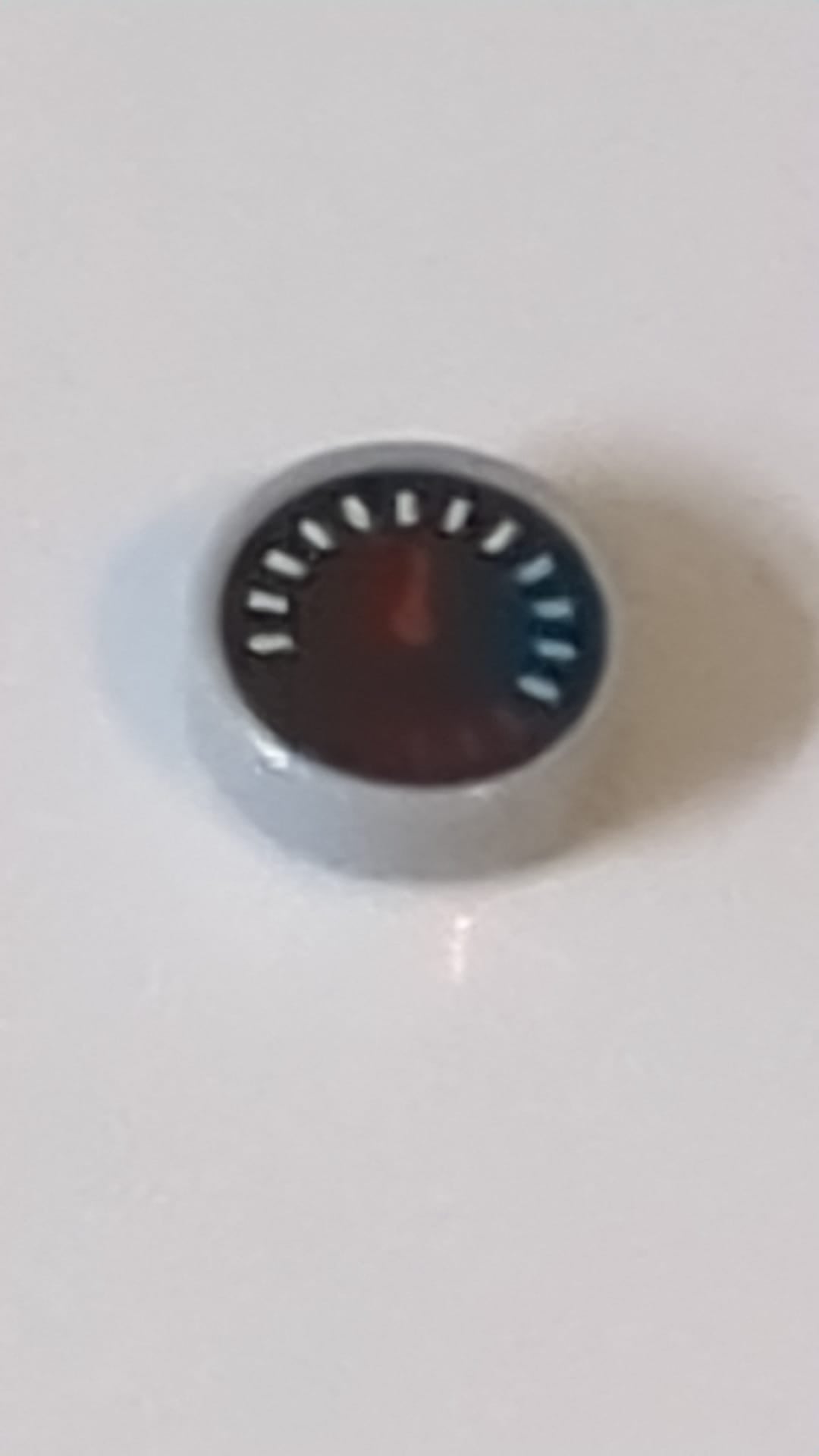 1x1 Fliese rund mit schwarzer Skala, rotem Zeiger sowie Markierungen in Weiß, Mittelazurblau und Rot neuhellgrau