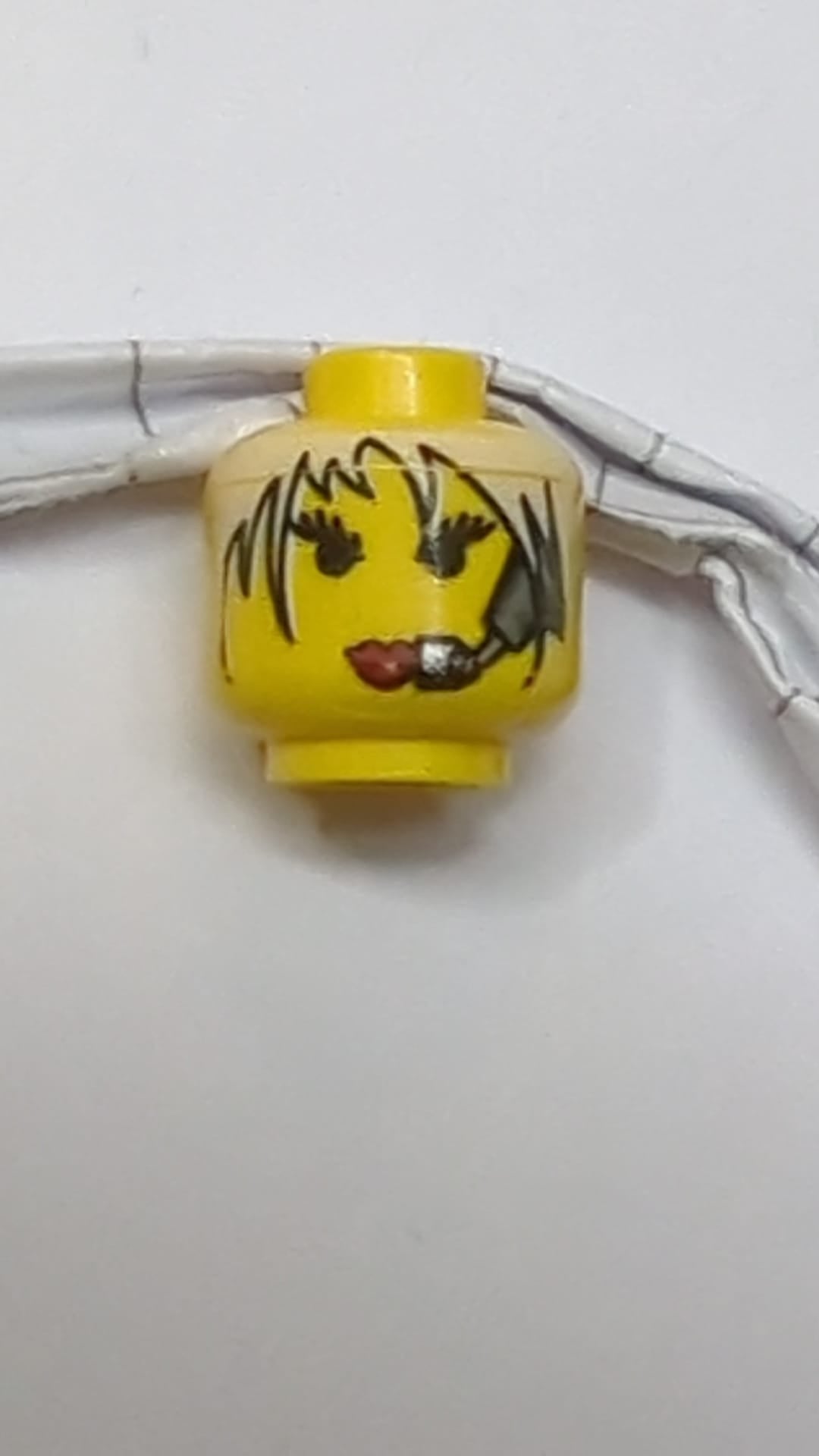 Minifigur, weiblicher Kopf mit roten Lippen, weißem Haar und Headset-Muster gelb