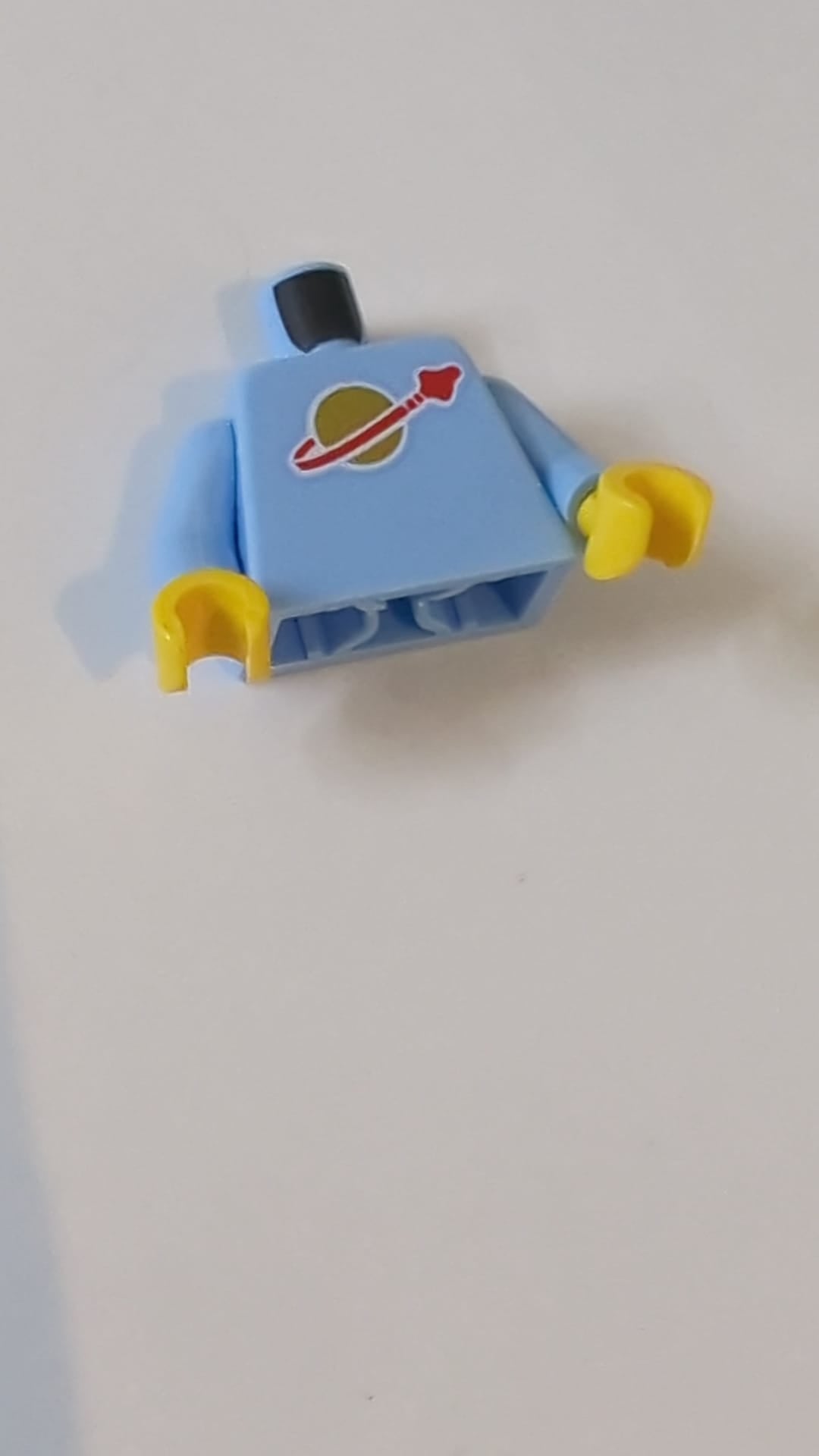 NEU Torso mit klassischem Weltraumlogo hoch oben auf dem Torso-Muster, innen mit Rippen „zweite Neuauflage“ / Hellblaue Arme / Gelbe Hände „BAM“ hellblau