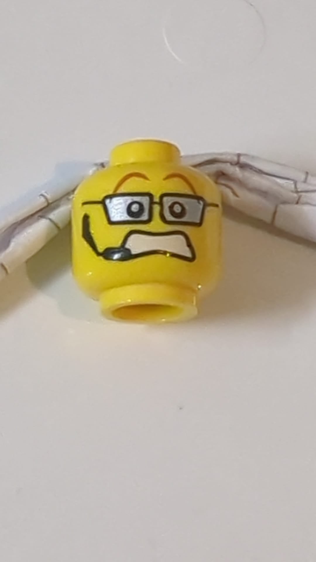 Minifigur, Kopf, doppelseitige silberne Brille, Headset, lächelndes/ängstliches Muster gelb