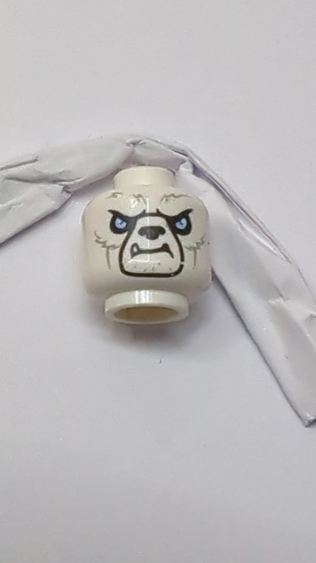 Minifigur, Kopf eines Alien-Chima-Bären mit schwarzer Nase, hellblauen Augen, hellblaugrauem Fell und unterem Fangzahnmuster weiß