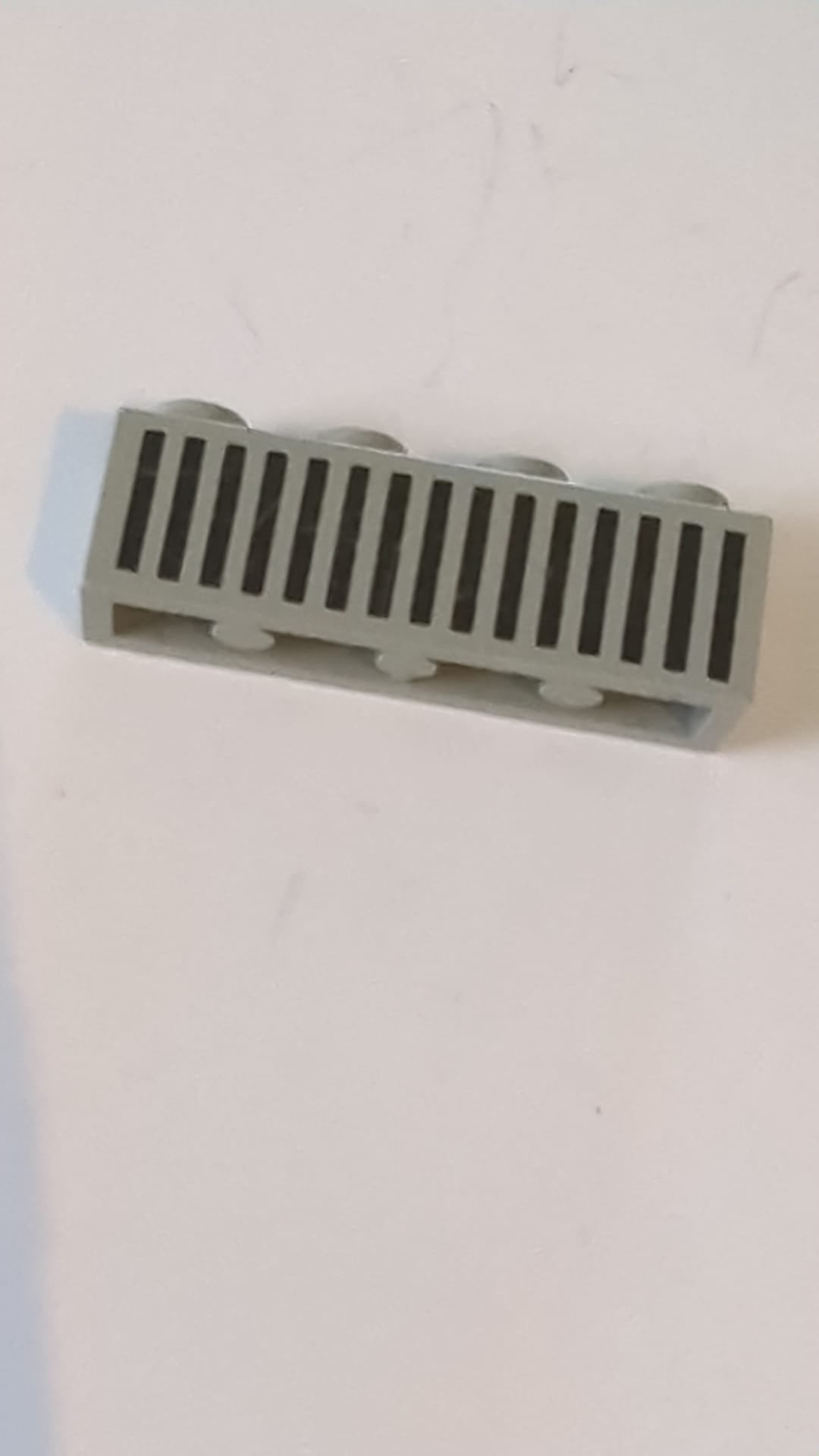 1x4 Stein mit schwarzem Gitter und 15 vertikalen Linienmuster althellgrau