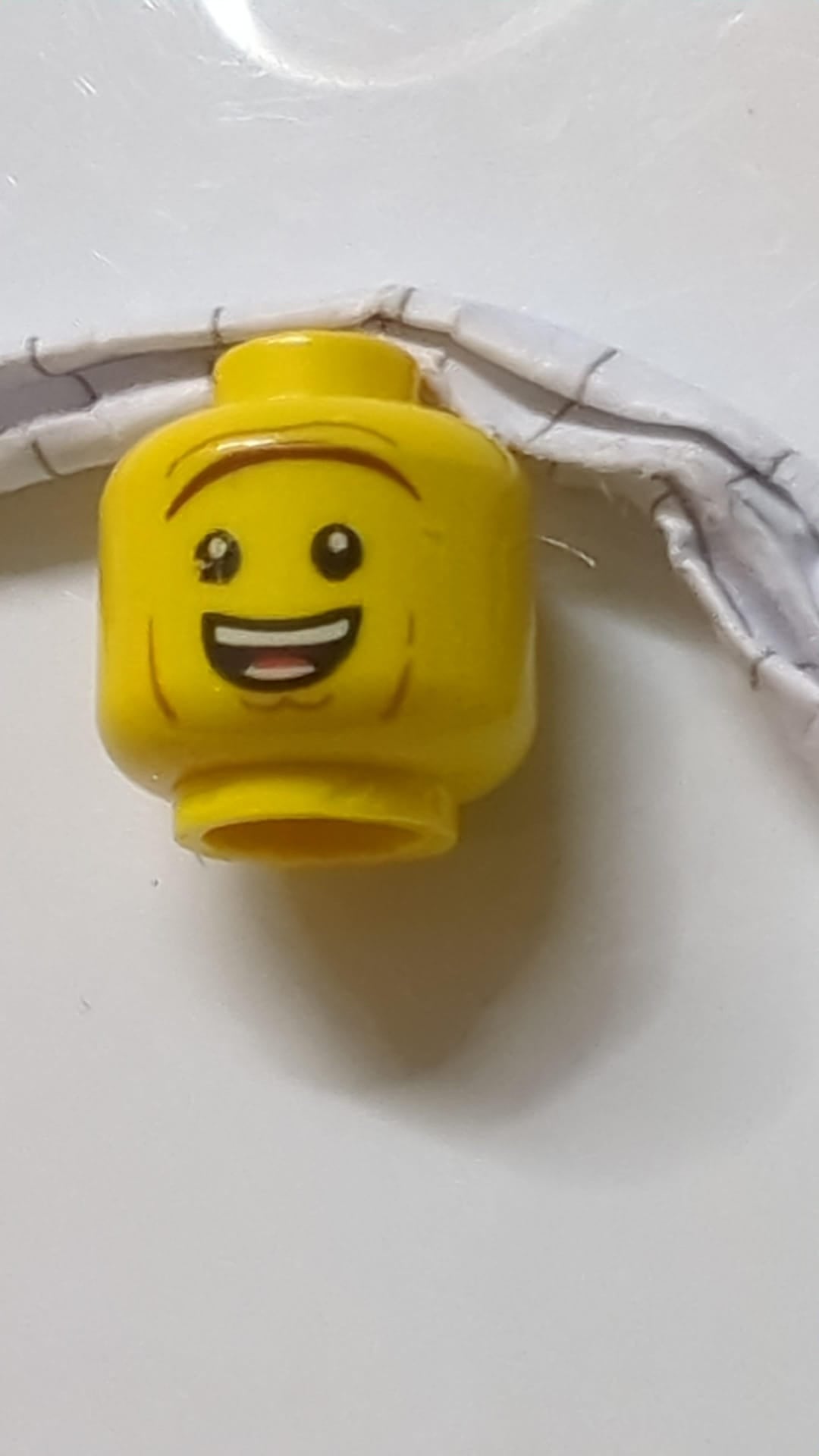 Minifigur, Kopf doppelseitig braune Monobraue, Wangenfalten, offener Mund, Lächeln / kleines Stirnrunzeln Muster „Präsident Business“ gelb