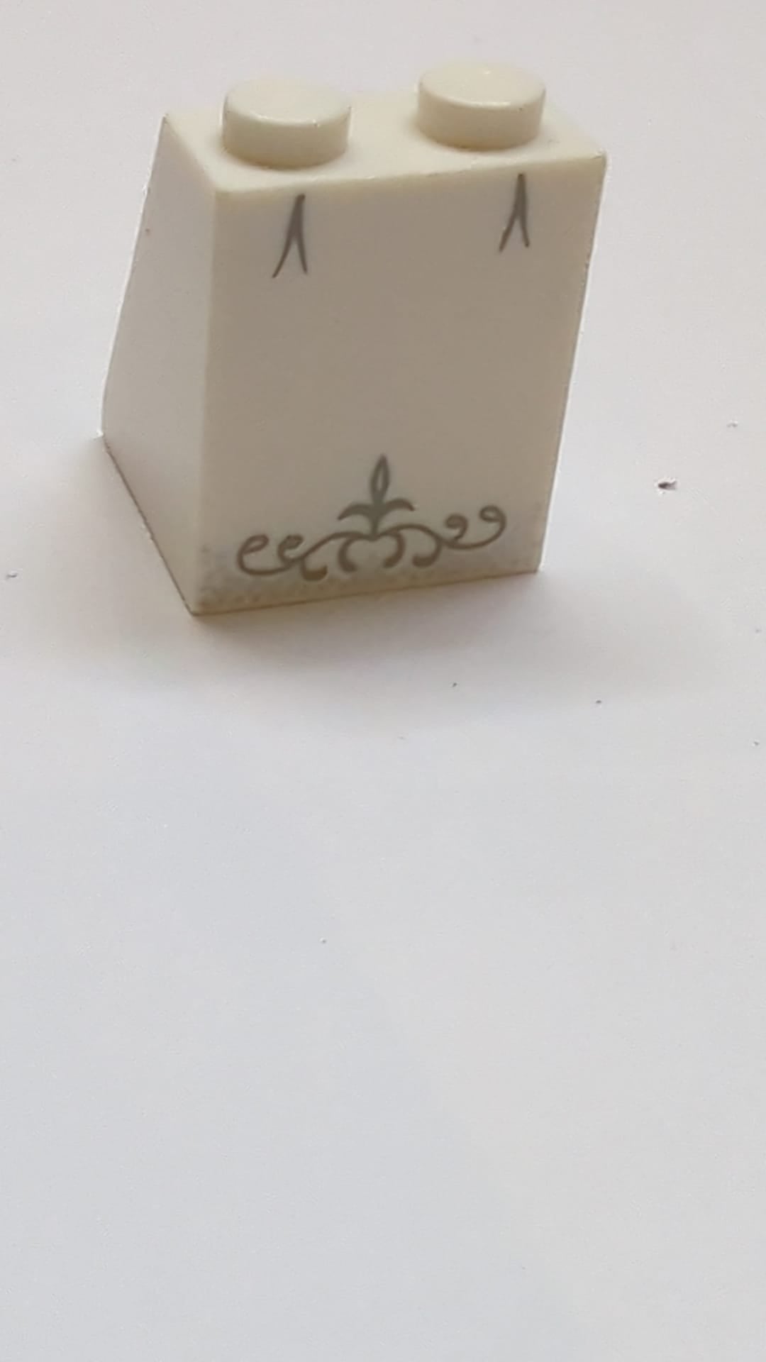 2x2x2 Schräge 65 mit Bodenrohr und Minifigurenkleid/Rock/Robe, Hochzeitsmotiv mit silbernem Zierrand weiß
