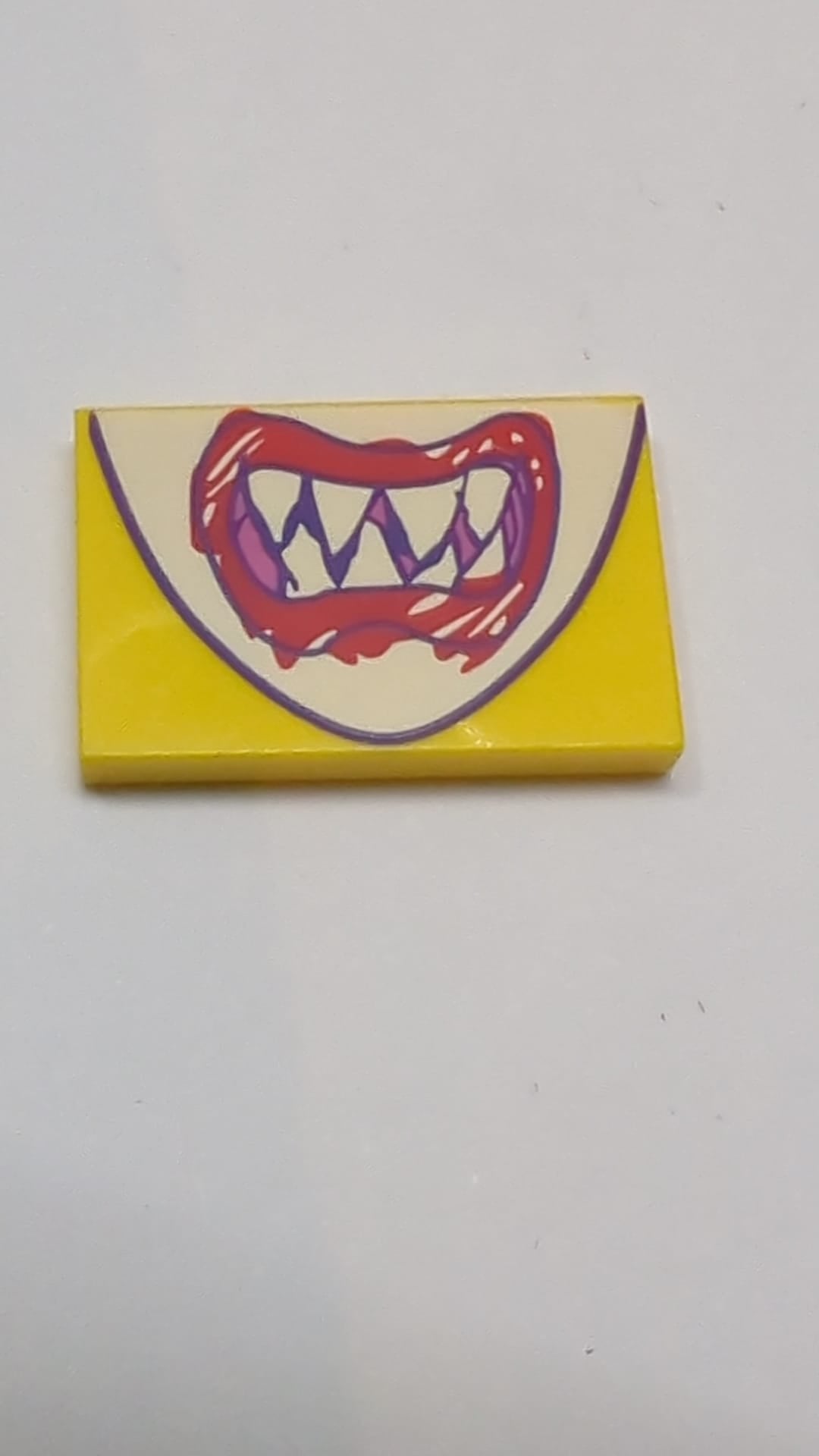 2x3 Fliese mit Zeichnung eines Mundes mit spitzen Zähnen und rot gekritzelten Lippen auf weißem Hintergrund Muster „Super Mario Bowser Jr. Bandana“ gelb