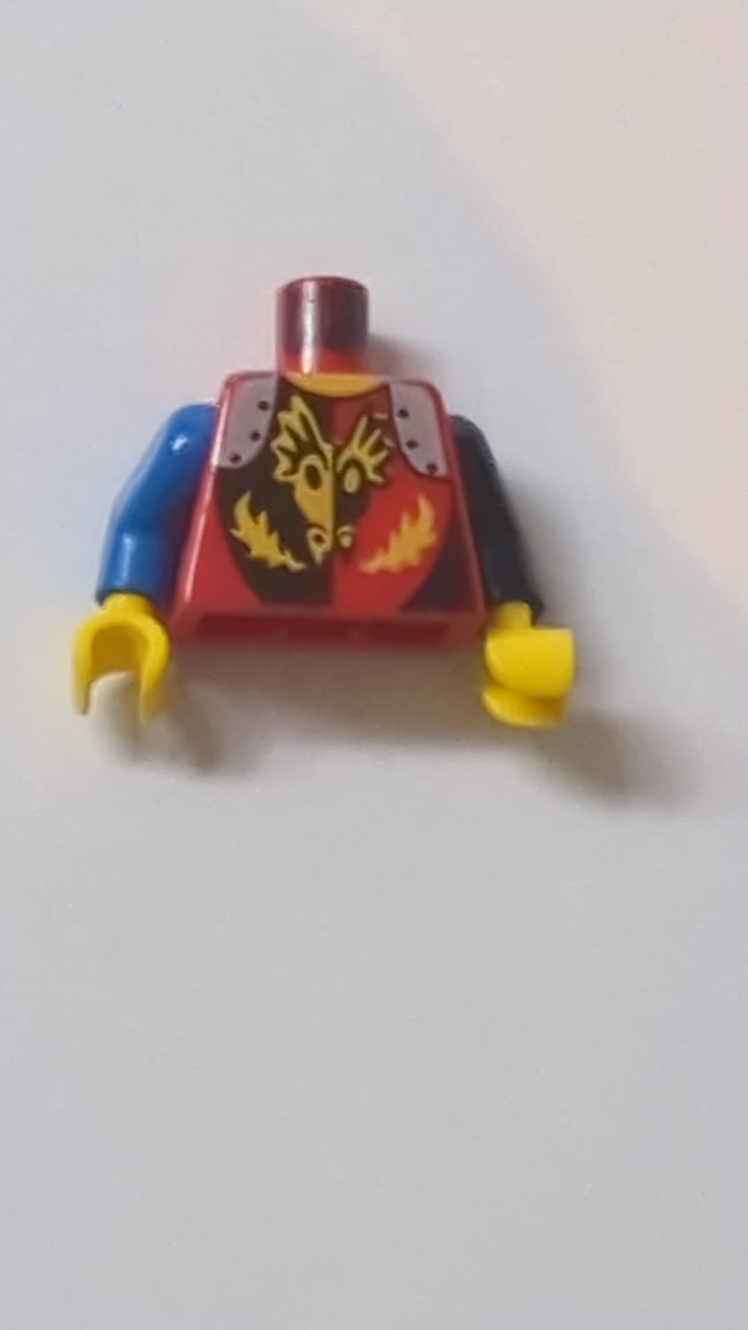 Torso-Rüstung der Drachenritterburg mit schwarzem und gelbem Drachenkopf und Flammen, silbernem Schulterplattenmuster / schwarzer linker Arm / blauer rechter Arm / gelbe Hände rot