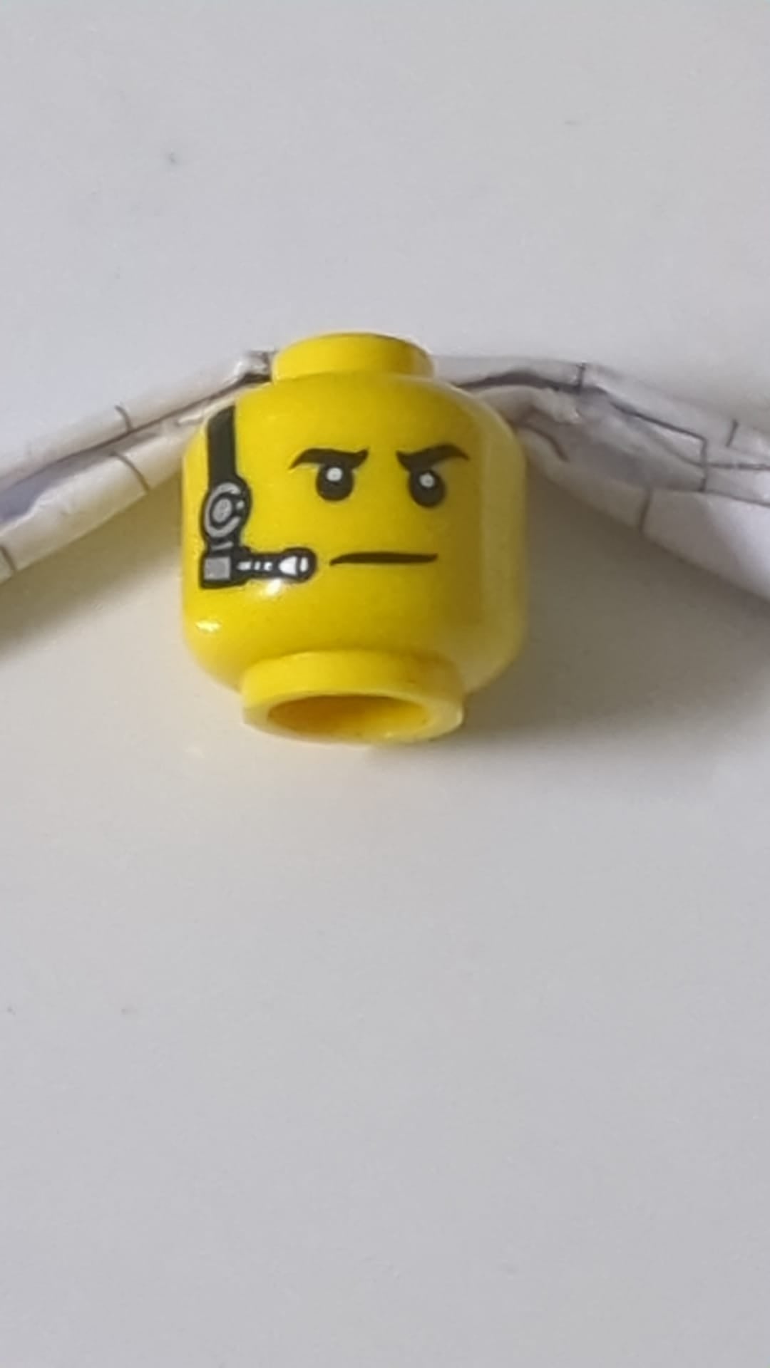 Minifigur, Kopf: Schwarze Augenbrauen, Weiße Pupillen, Schwarz-Silbernes Headset-Muster gelb