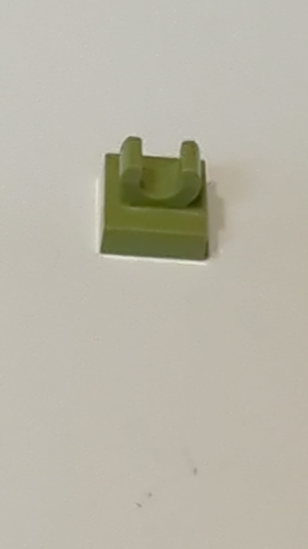 NEU 1 x 1 Fliese, modifiziert mit offenem O-Clip olivgrün