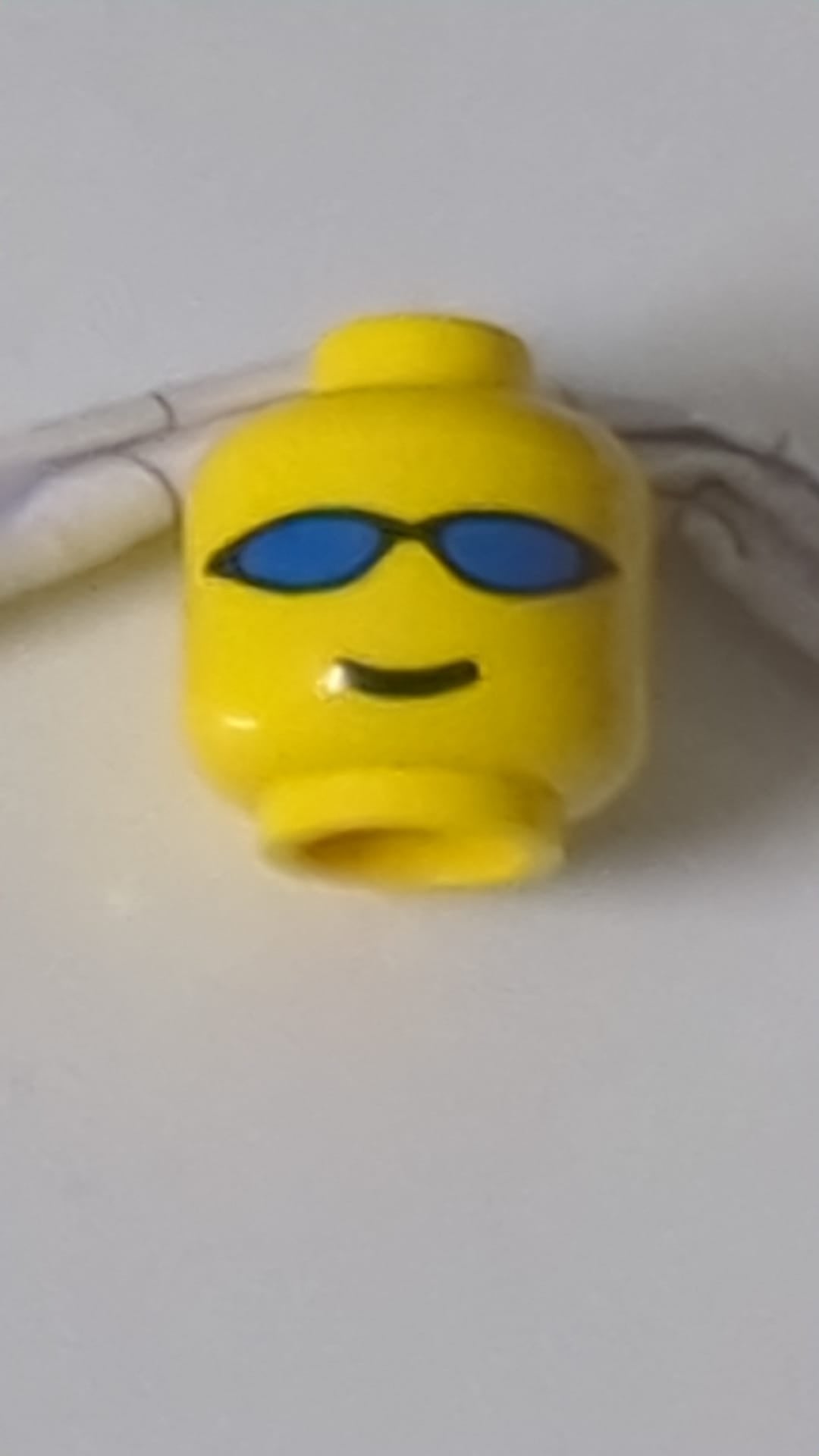 Minifigur, Kopfbrille mit blauer Sonnenbrille und Standard-Lächelmuster gelb