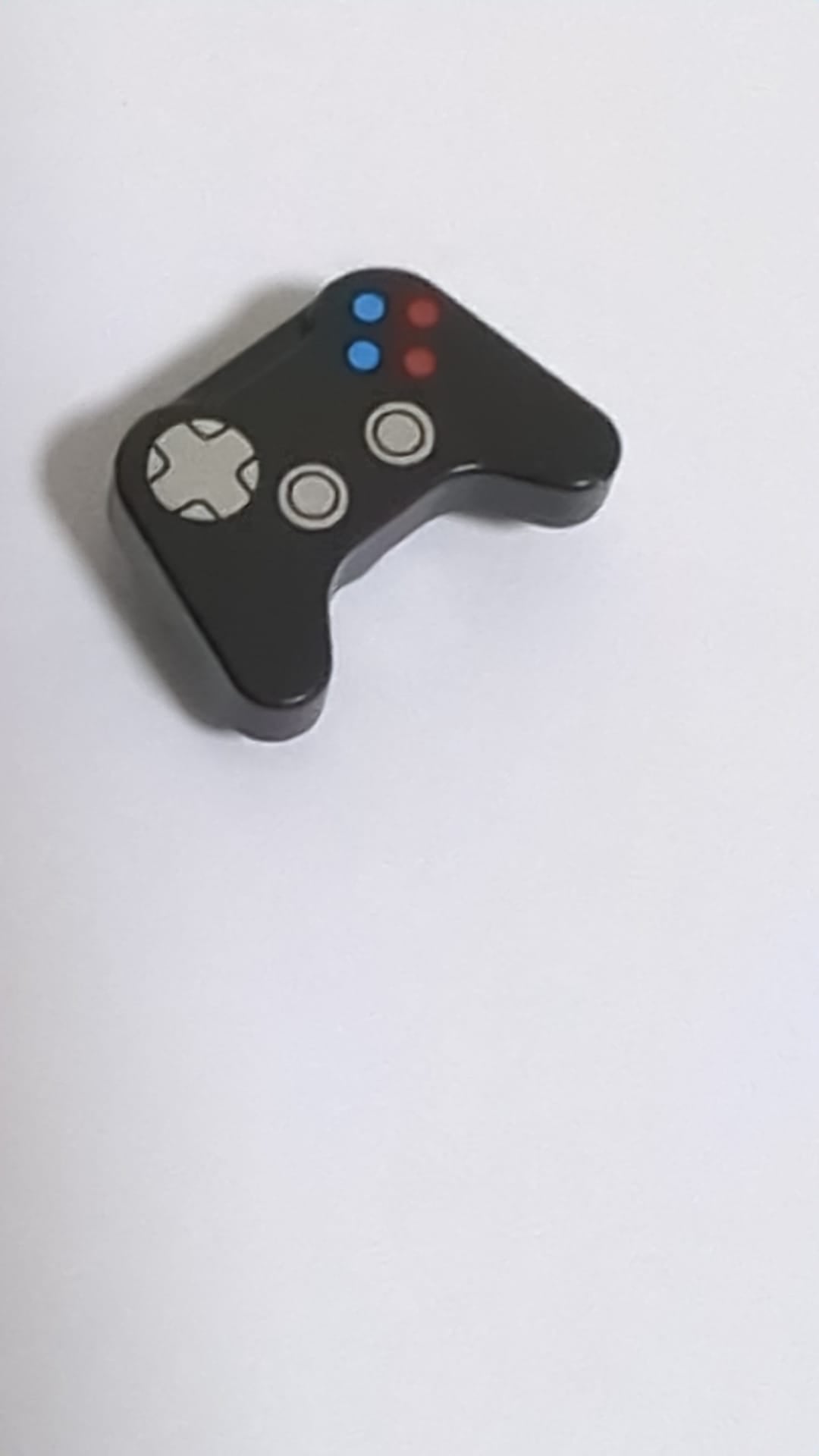 NEU Minifigur, Utensil-Videospielcontroller mit silbernem Steuerkreuz und Analogsticks, blau-rotem Tastenmuster schwarz