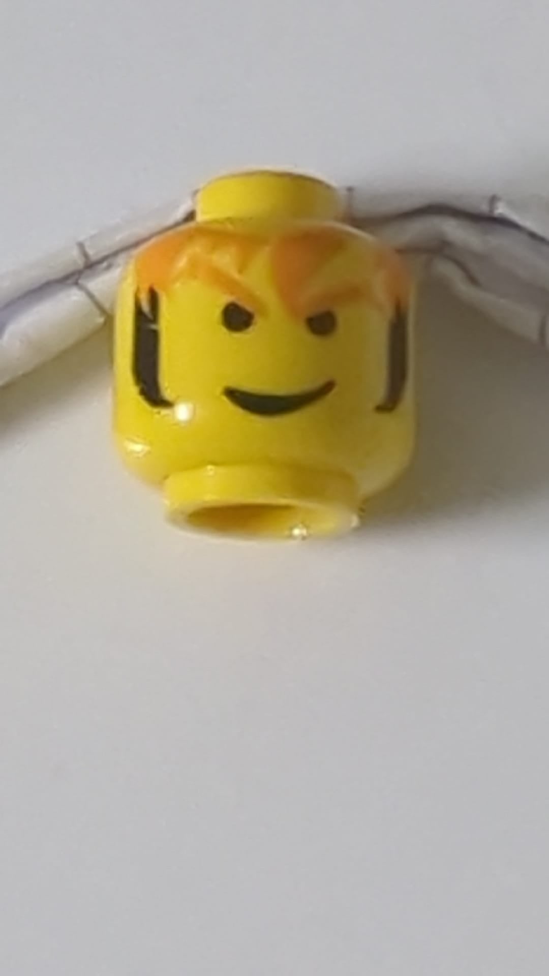 Minifigur, männlicher Kopf, orangefarbene Augenbrauen und zerzaustes Haar, schwarze Koteletten, Grinsen gelb
