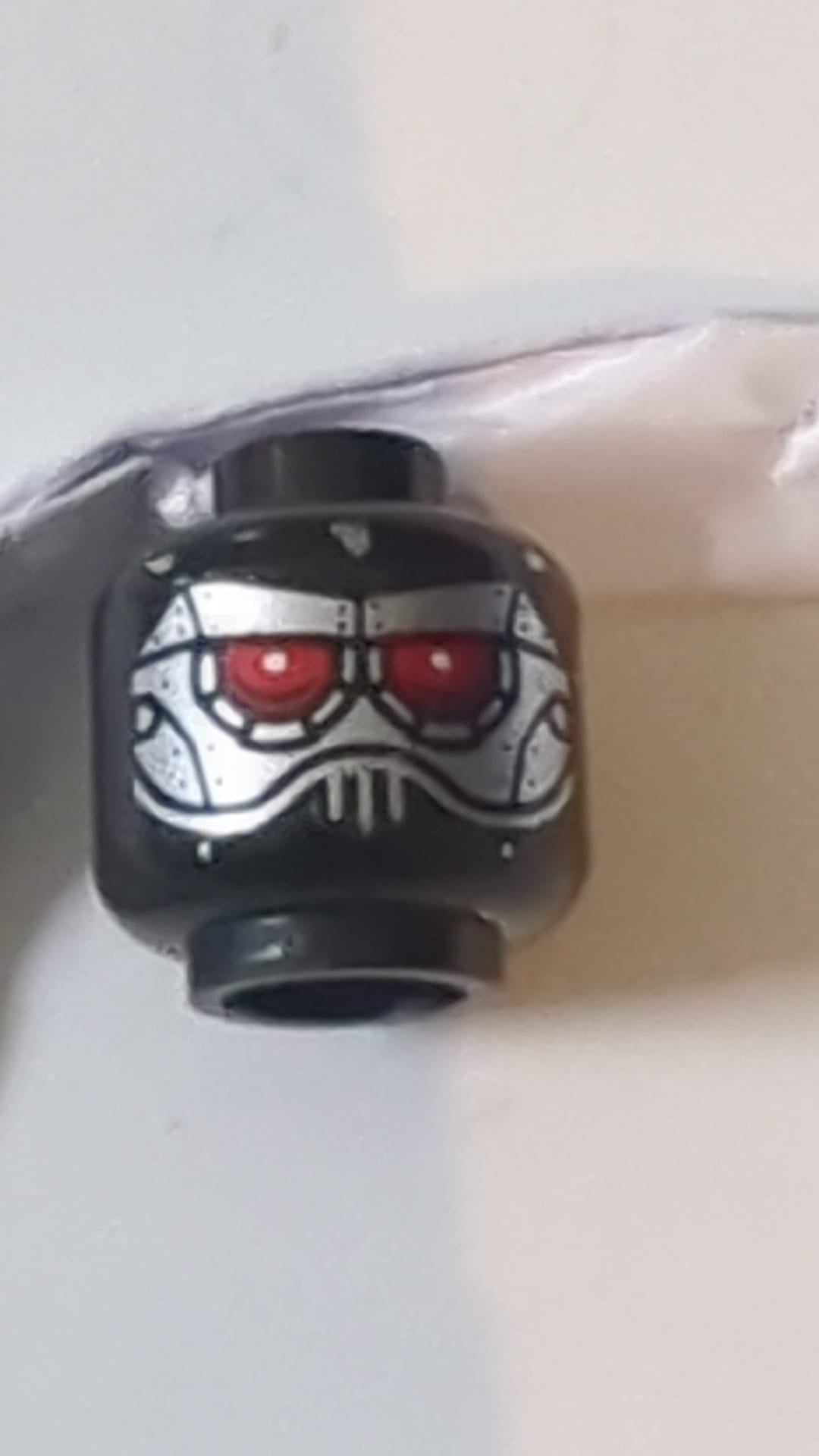 Minifigur, Kopf eines Aliens mit Roboter und roten Augen, silbernes Gesichtspanelmuster schwarz