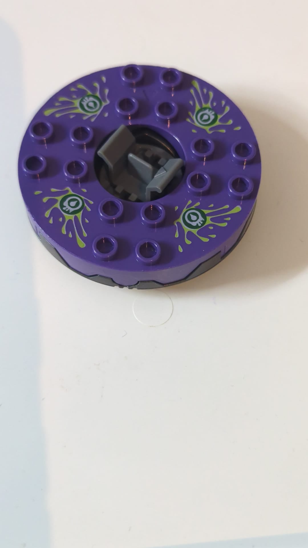 6x6x1 1/3 Ninjago Spinner Runde Basis, gezahnt, mit dunkelvioletter Oberseite und Venomari-Muster in Limettengrün, Weiß und Dunkelgrün titan