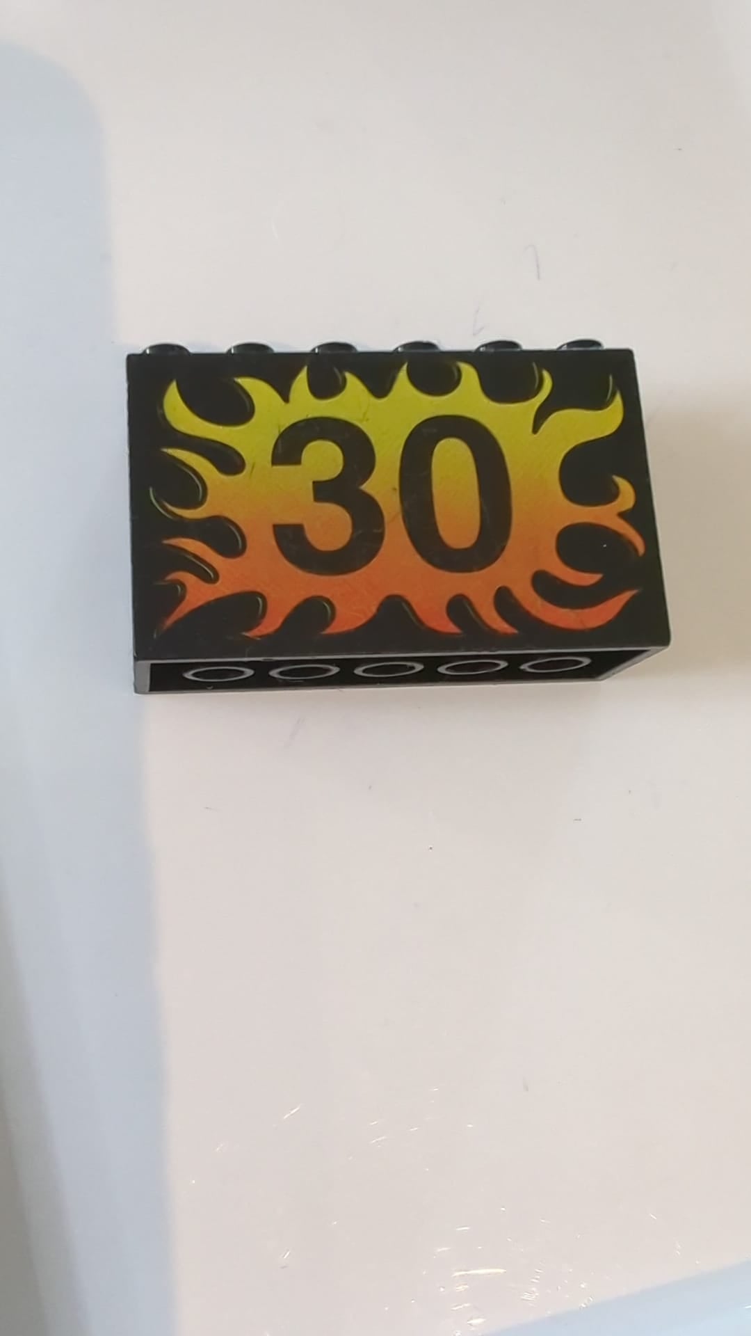 2x6x3 Stein mit der Zahl '30' auf gelb-rotem Flammenmuster schwarz