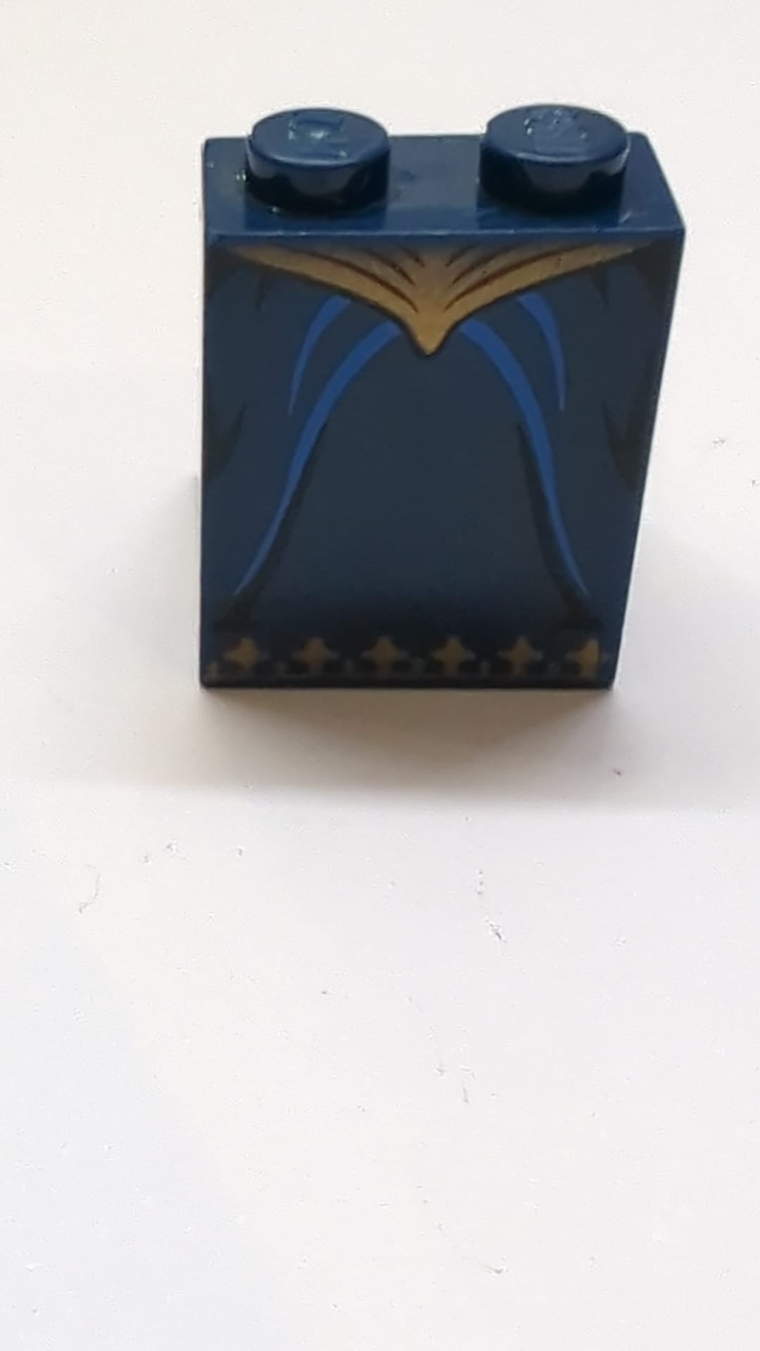 2x2x2 Schräge 65 mit Bodenrohr mit Minifigurenkleid / Rock / Robe, goldener Taillen- und Saumverzierung dunkelblau