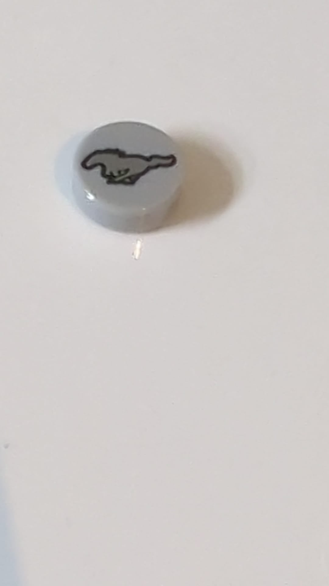 1x1 Fliese rund mit silbernem Pferd und schwarzem Randmuster „Ford Mustang Logo“ neuhellgrau