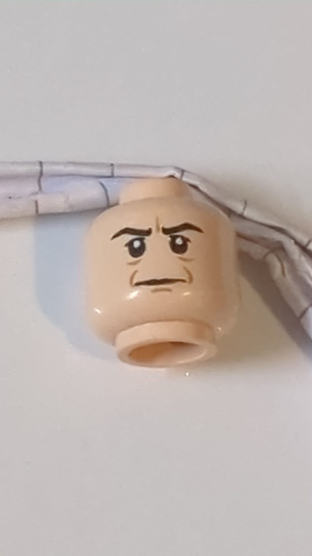Minifigur, Kopf: Schwarze Augenbrauen, Oberlider, mittelbraune Wangenfalten, Grübchen und Falten am Kinn, Stirnfalten, strenges Gesichtsmuster hellnougat (fleischfarben)