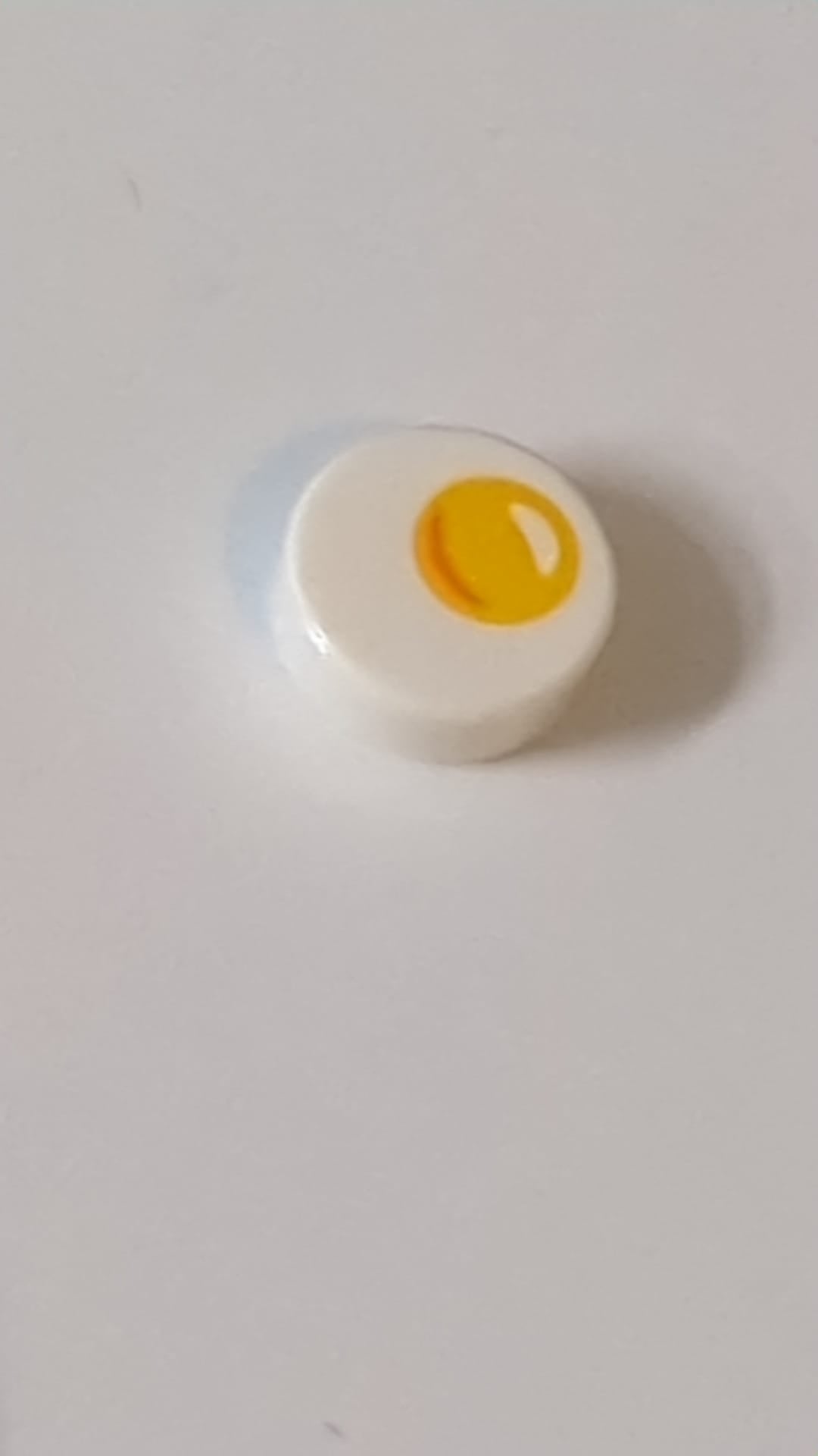 1x1 Fliese, rund mit gelbem Kreis und orangefarbenem Halbmond-Muster (Eigelb) weiß