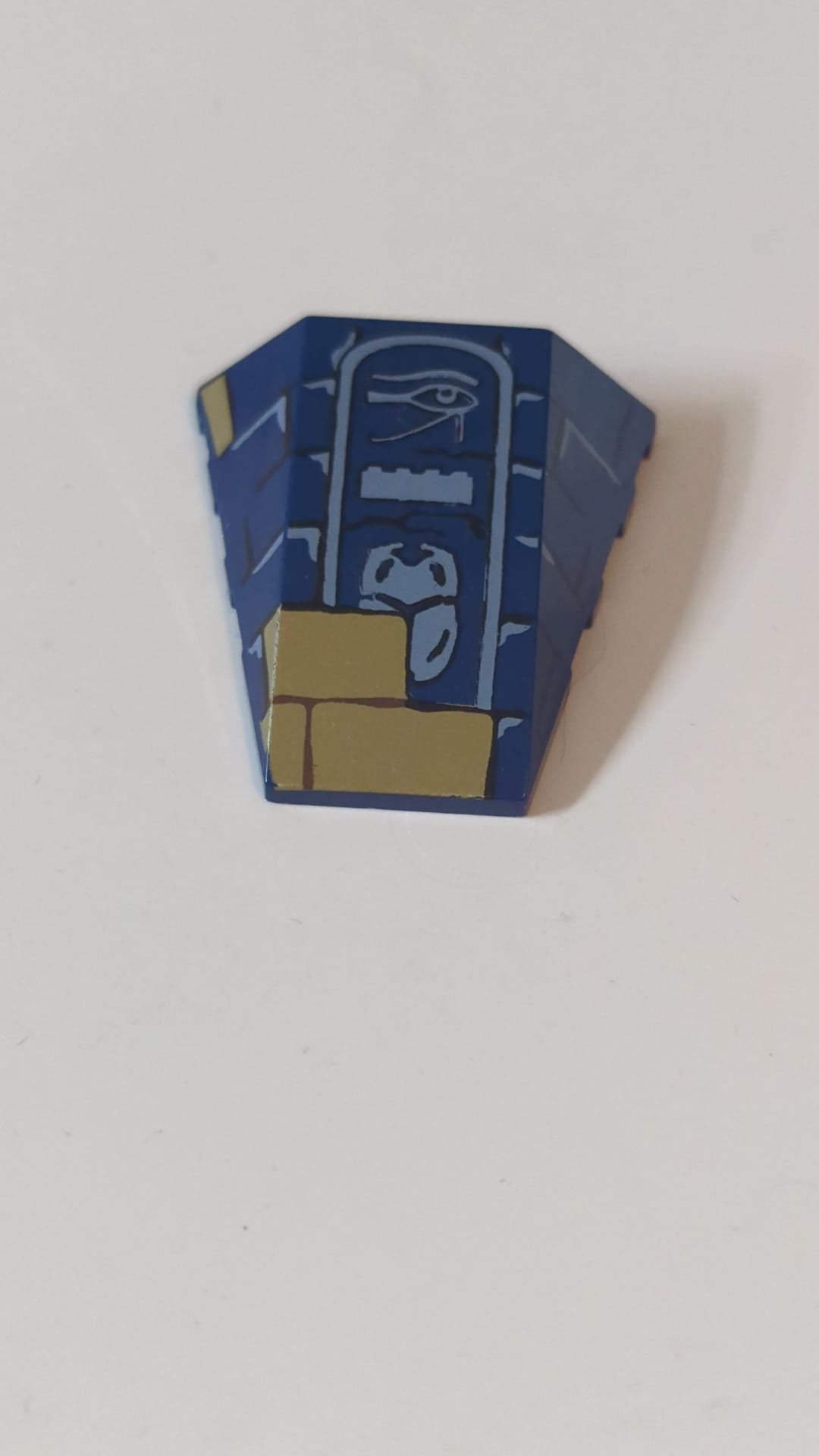 4x4 Keil , dreifach gewölbt, ohne Noppen, mit dunkelbraunen (Dark Tan) Steinen sowie hellbläulich-grauen (Light Bluish Gray) Mustern: Auge des Horus, LEGO-Stein und Skarabäus-Hieroglyphen dunkelblau