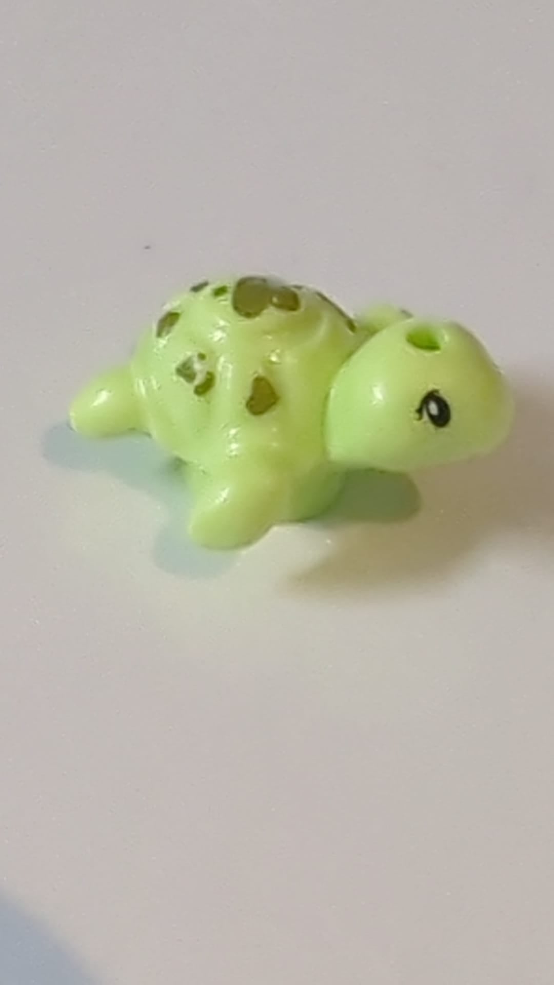 Schildkröte, Mini-Puppenstil, Baby mit schwarzen Augen und olivgrünem Fleckenmuster mintgrün