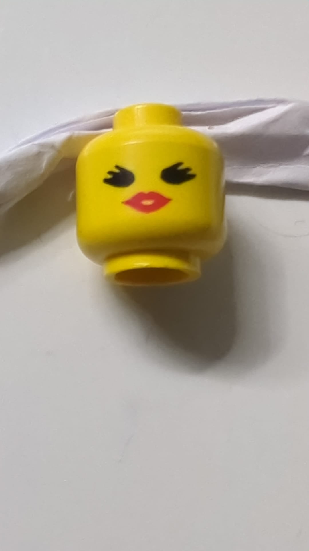 Minifigur, weiblicher Kopf mit schwarzen Augen mit dichten Wimpern, roten Lippen und offenem Mund gelb