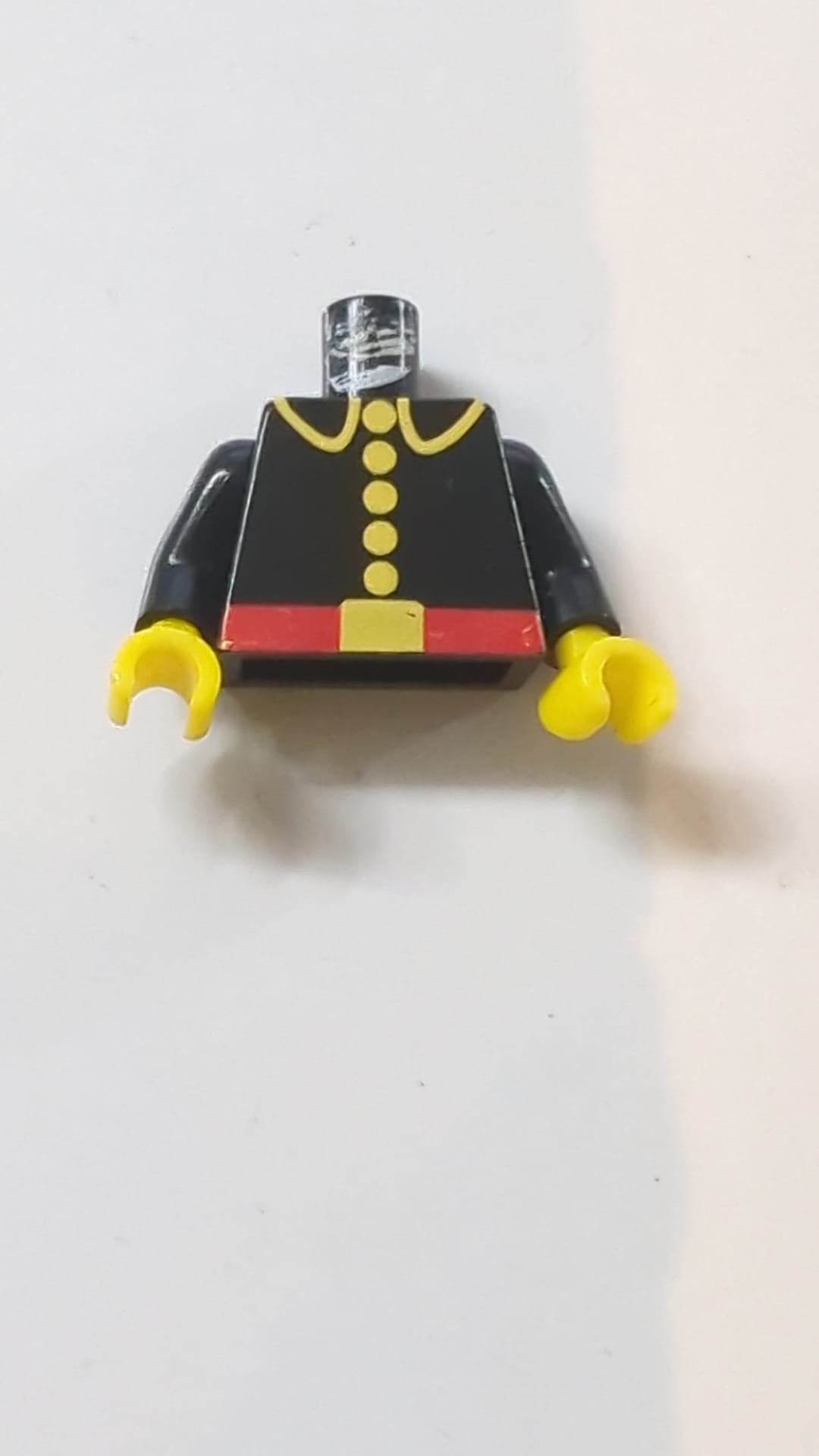 Feuerwehruniform mit rotem Gürtel und gelben Revers, Knöpfen und Schnallenmuster / Schwarze Arme / Gelbe Hände schwarz