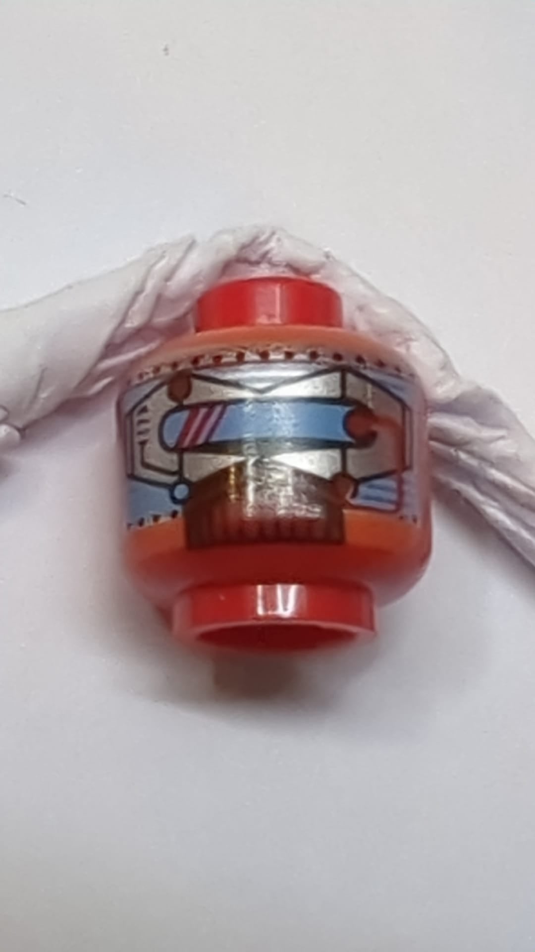 Minifigur, Alienkopf mit blauer Augenmaske, kleinem Mundgittermuster in Schwarz und Rot rot