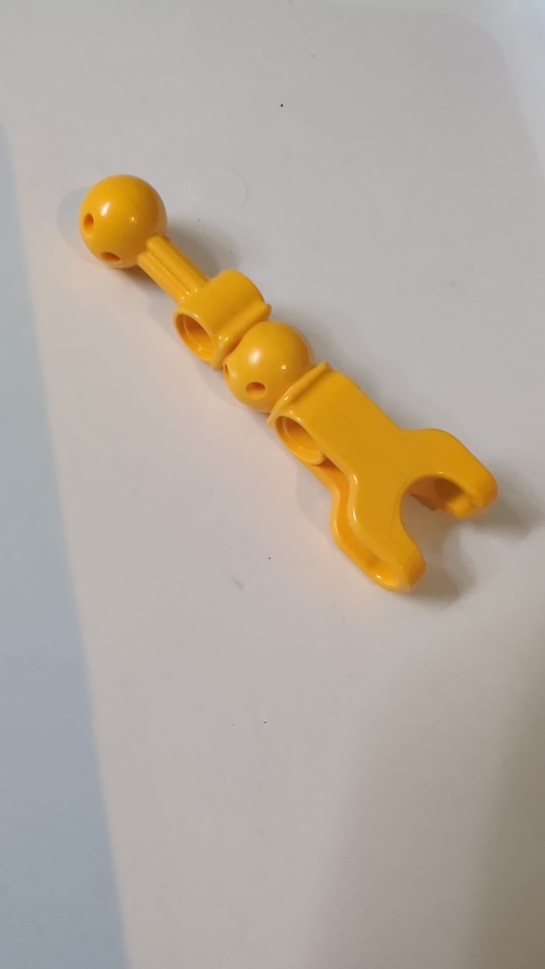 Hero Factory Arm/Bein mit Kugelgelenk an der Achse und Kugelpfanne sowie 2 Stiftlöchern hellorange