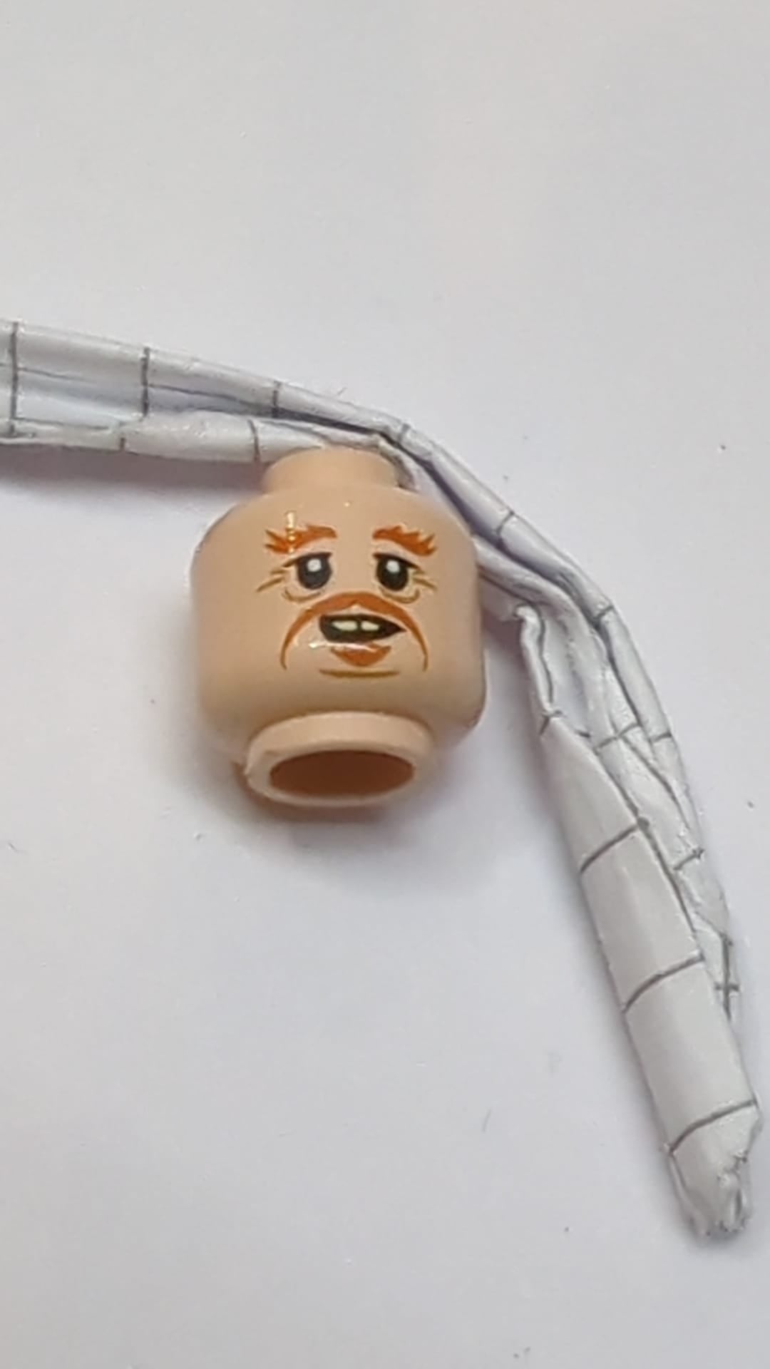 Minifigur, Kopf doppelseitig, Herr der Ringe, dunkelorangefarbener Schnurrbart, Spitzbart, buschige Augenbrauen, Falten, vergilbte Zähne, Lächeln/offener Mund hellnougat (fleischfarben)