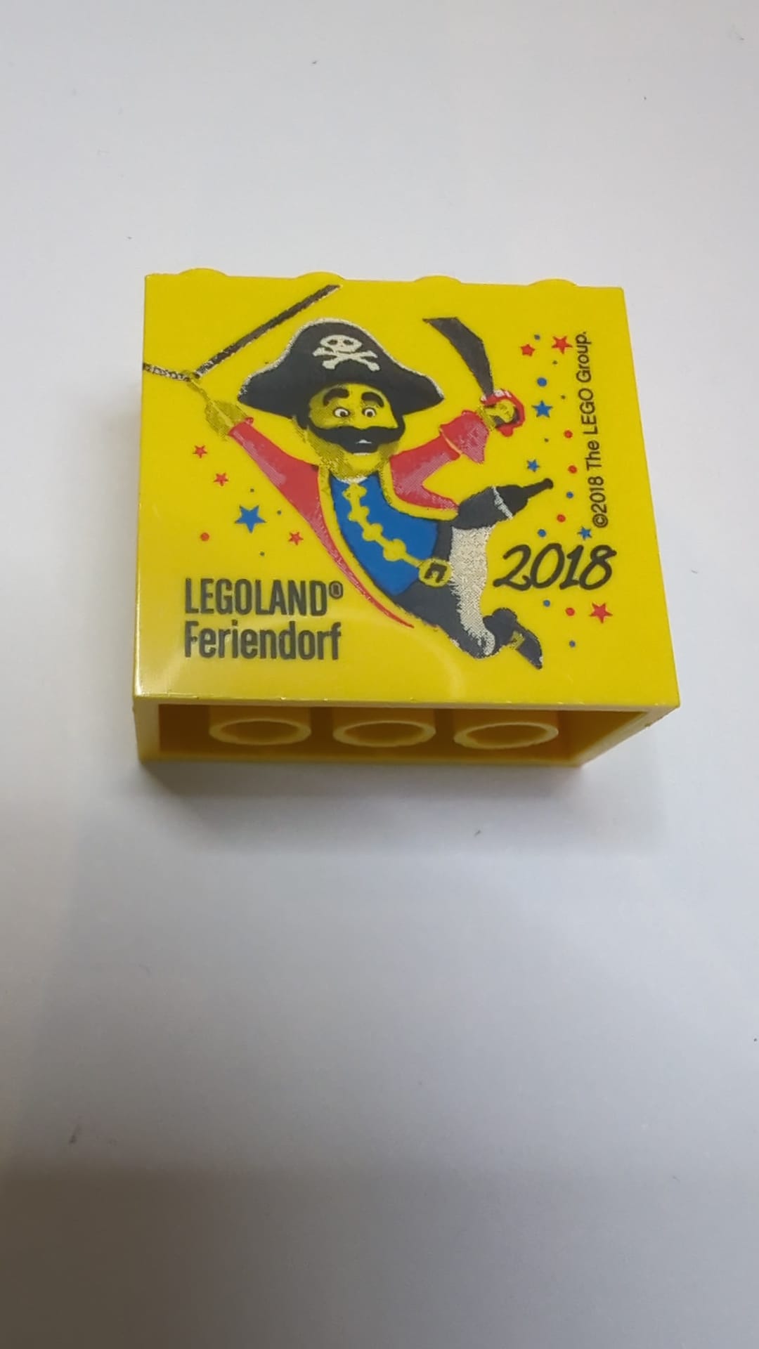 2x4x3 Stein mit LEGOLAND Feriendorf 2018 Piratenmotiv mit tanzendem Schnurrbart gelb