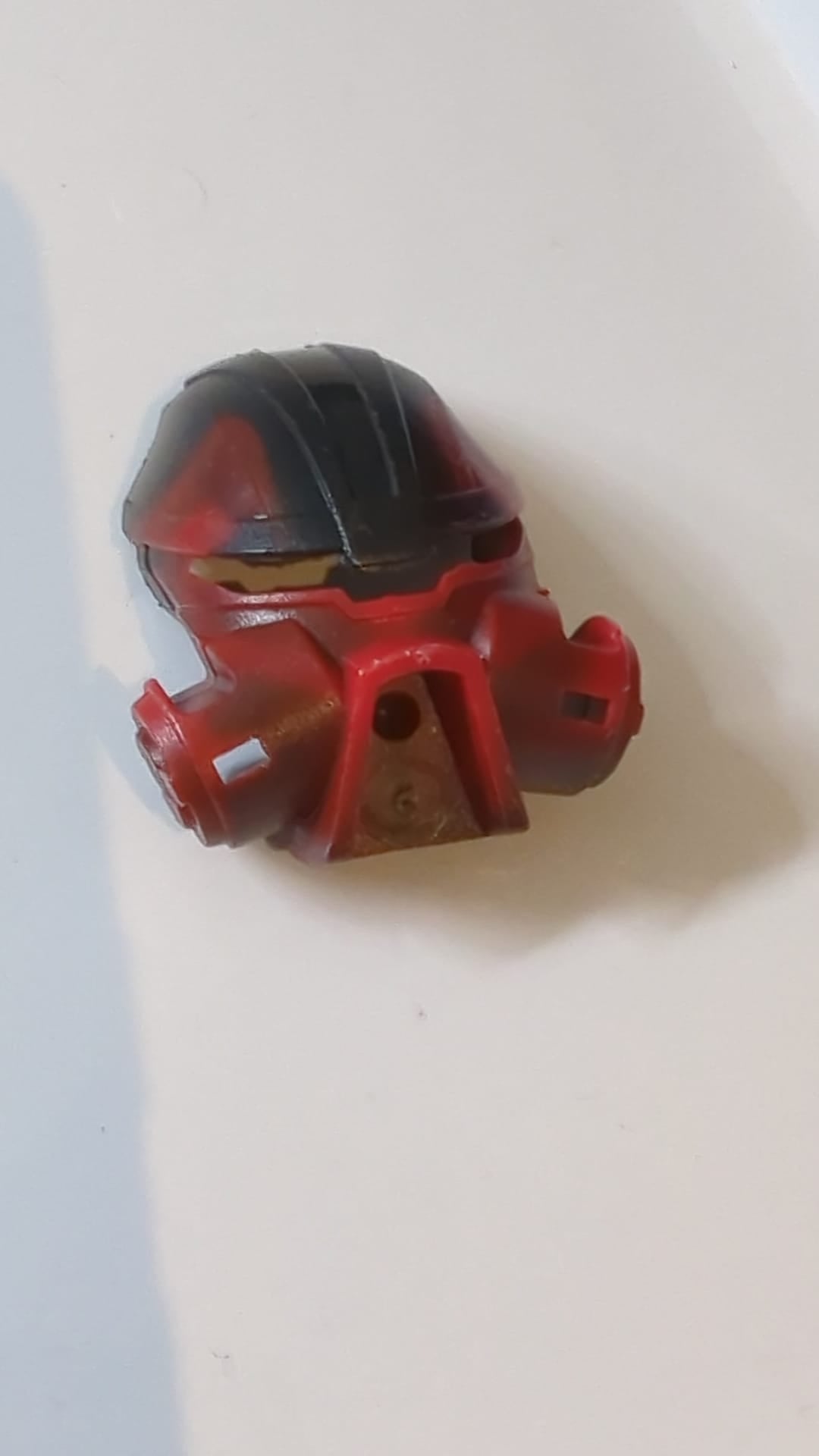 Bionicle-Maske Kiril „Pehkui“ mit marmoriertem schwarzem Muster rot