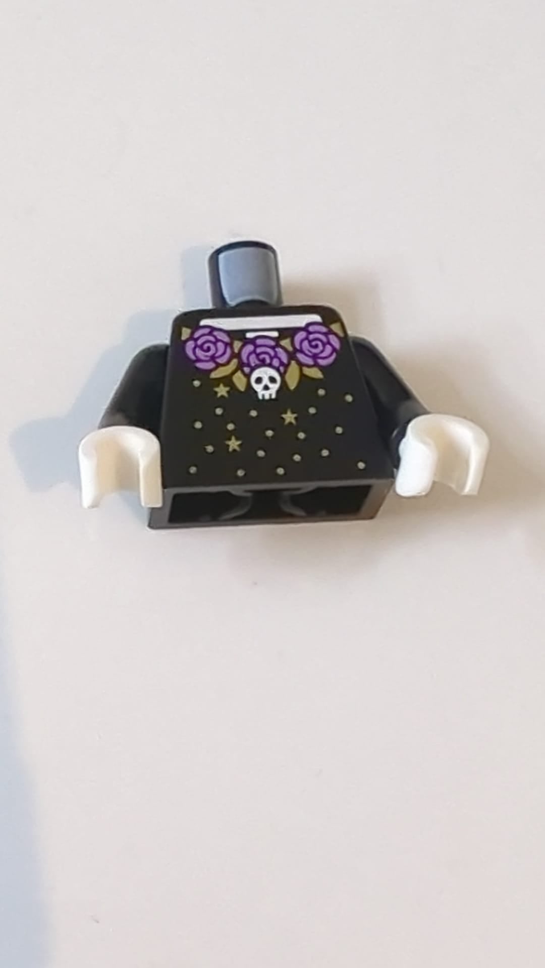 NEU Torso La Catrina Kleid mit mittelgroßen lavendelfarbenen Rosen, weißem Totenkopf, Goldborte, Blättern, Sternen und Punkten über Skelett-Torso-Muster (BAM) / Schwarze Arme / Weiße Hände schwarz