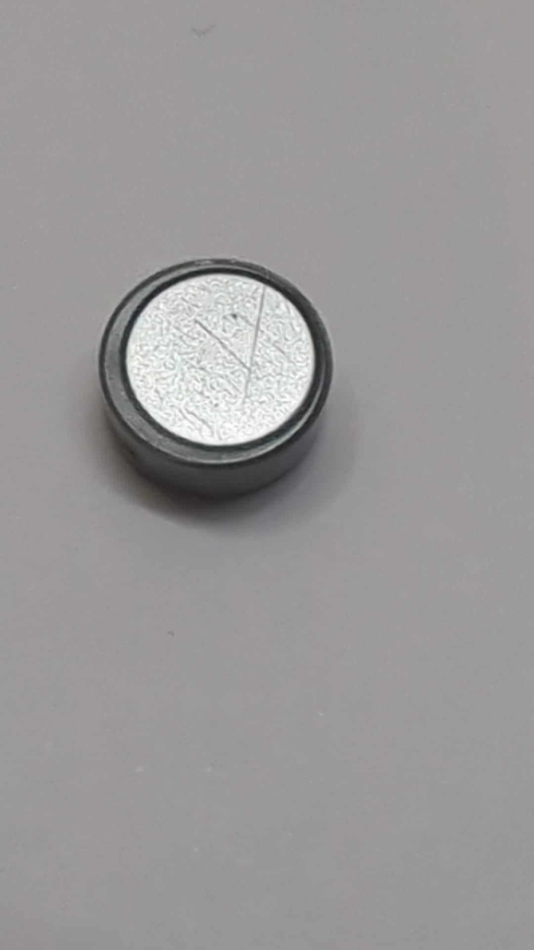 1x1 runde Fliese mit silbernem Kreis und schwarzem Randmuster pearlsilber