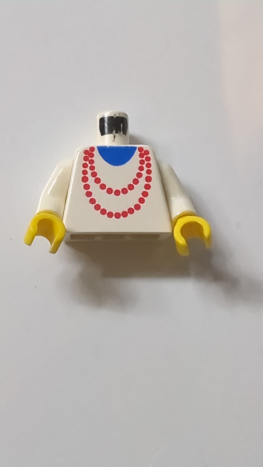 Halskette für den Oberkörper, rot-blaues Unterhemdmuster / weiße Arme / gelbe Hände weiß