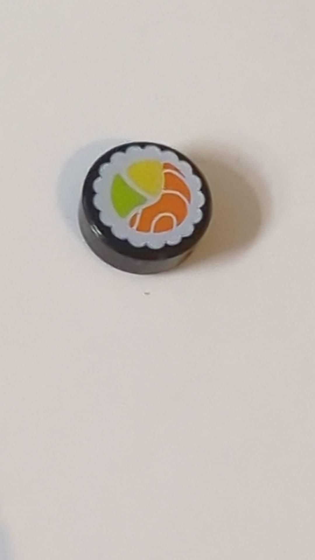 1x1 Fliese rund mit Sushi-Lachs-Maki-Rollenmuster schwarz