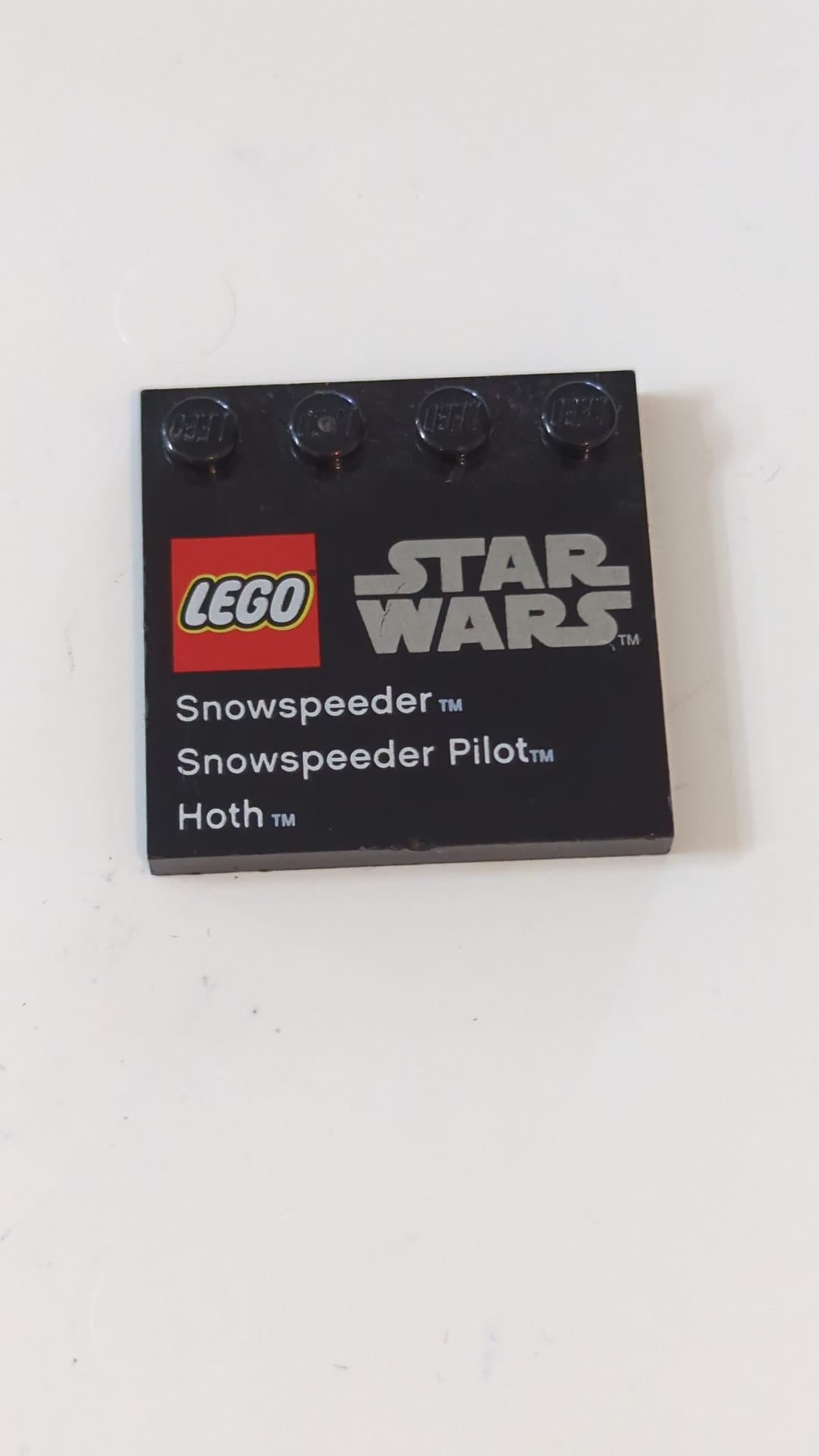 4x4 Fliese, modifiziert mit Noppen am Rand und LEGO Star Wars Logo, „Snowspeeder“, „Snowspeeder-Pilot“ und „Hoth“-Muster schwarz