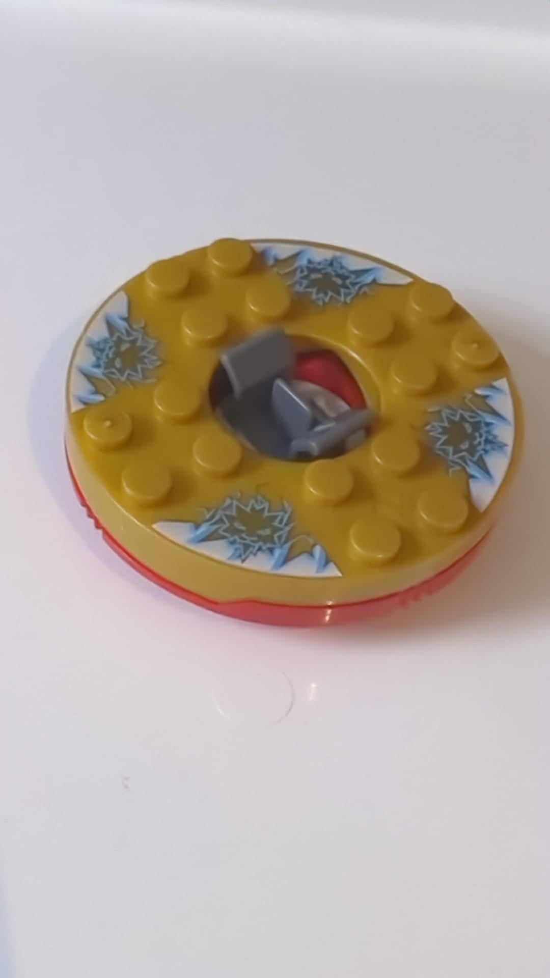 6x6x1 1/3 Ninjago Spinner, runde Basis mit Oberteil in Perl-Gold und goldenen Gesichtern auf weiß-blauem Muster rot