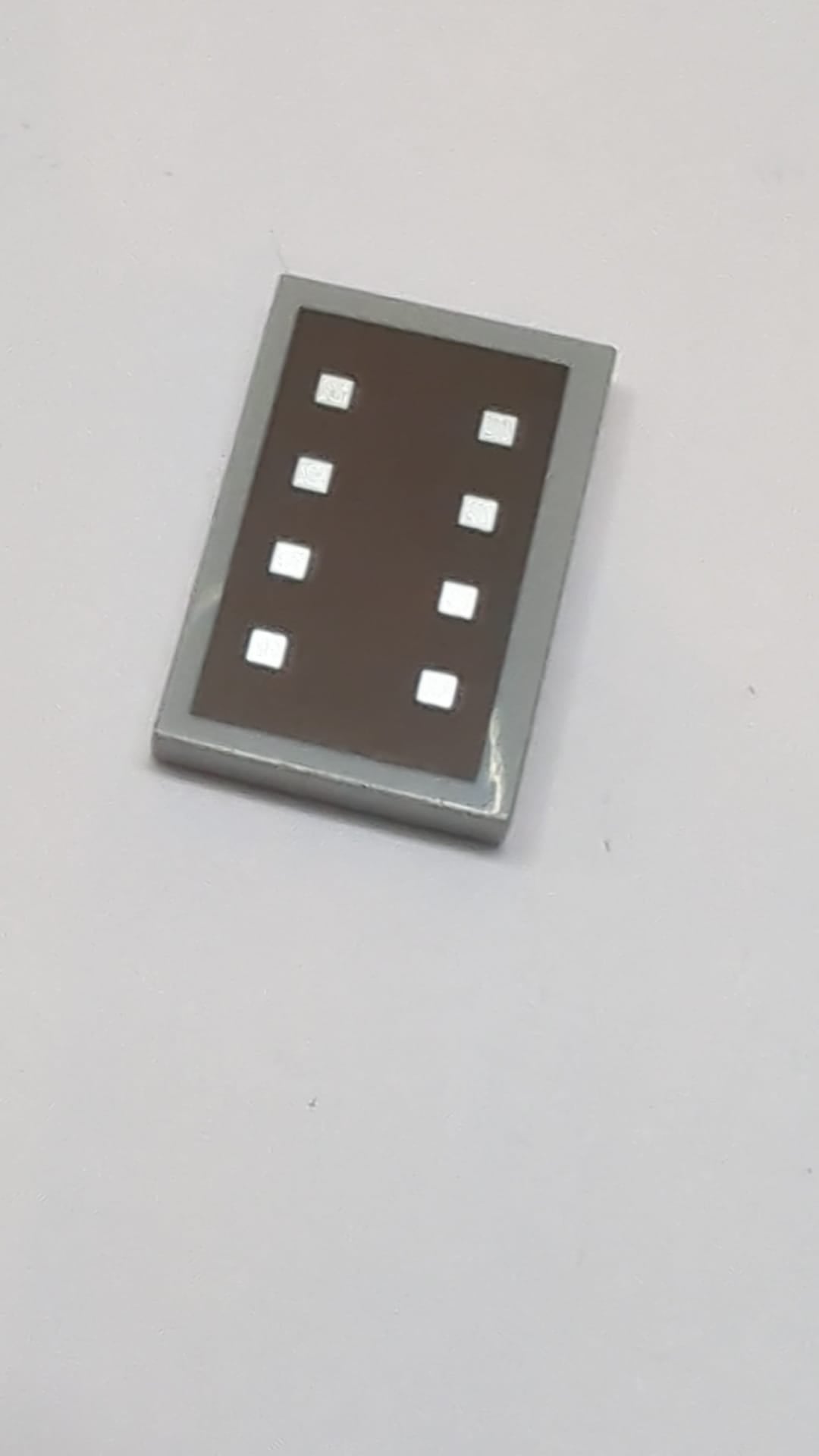 2x3 Kachel mit rötlich-braunen und silbernen Quadraten auf dunkelbraunem Hintergrundmuster „Minecraft Schild“ neuhellgrau