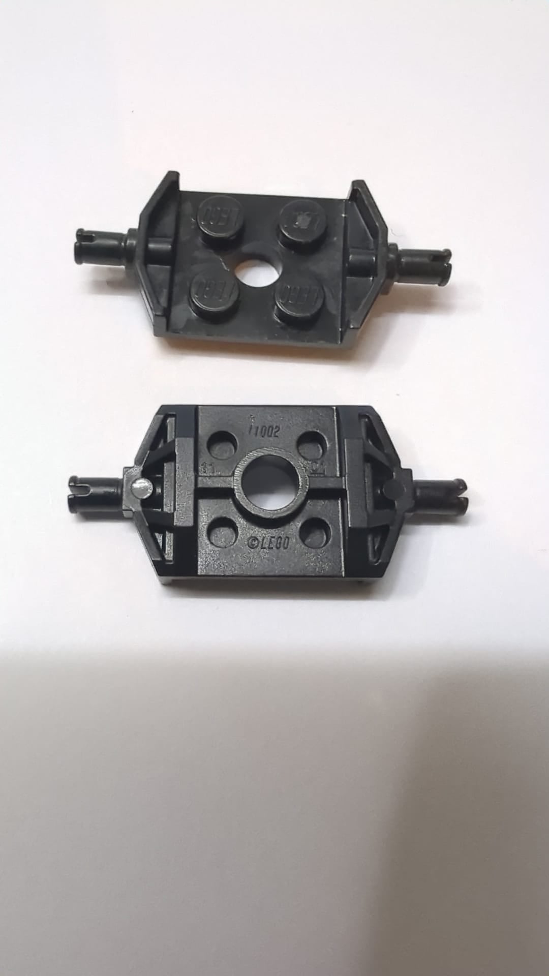 2x2 Platte, modifiziert mit breiter Radhalterung und Loch, verstärkter Boden
