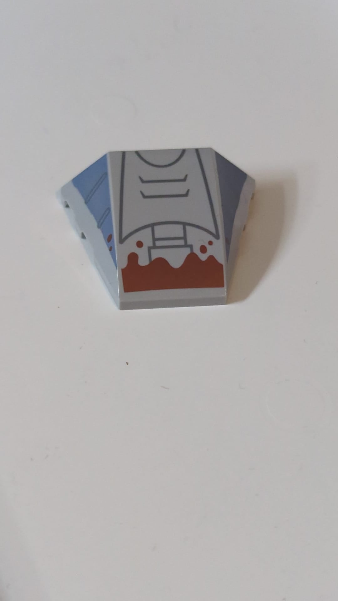 4x3 Keil, dreifach gewölbt, ohne Noppen, mit sandblauen Seitenteilen, dunkel-bläulich-grauen mechanischen Konturlinien und rotbraunem Schlammmuster althellgrau