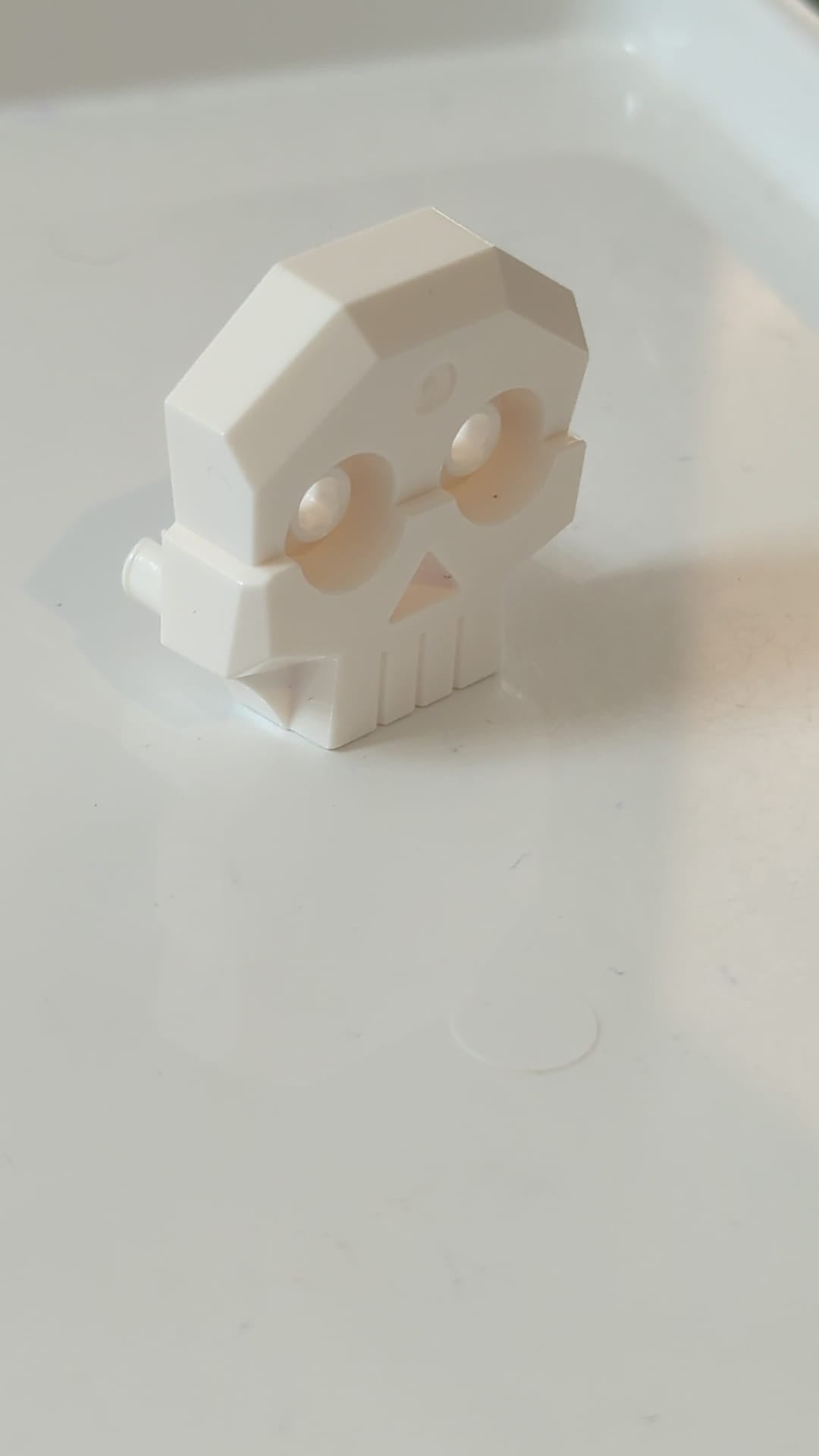 1x4x3 Fels-Totenkopf-Relief mit zwei Noppen weiß