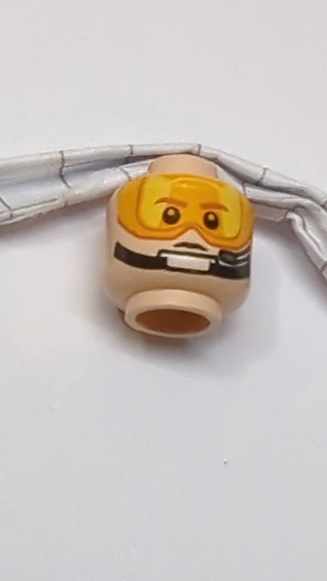 Minifigur, Kopf mit doppelseitigem orangefarbenem Visier, strengen braunen Augenbrauen, Pupillen, Headset, wütendem/entschlossenem Gesichtsausdruck „SW Pilot“ hellnougat (fleischfarben)