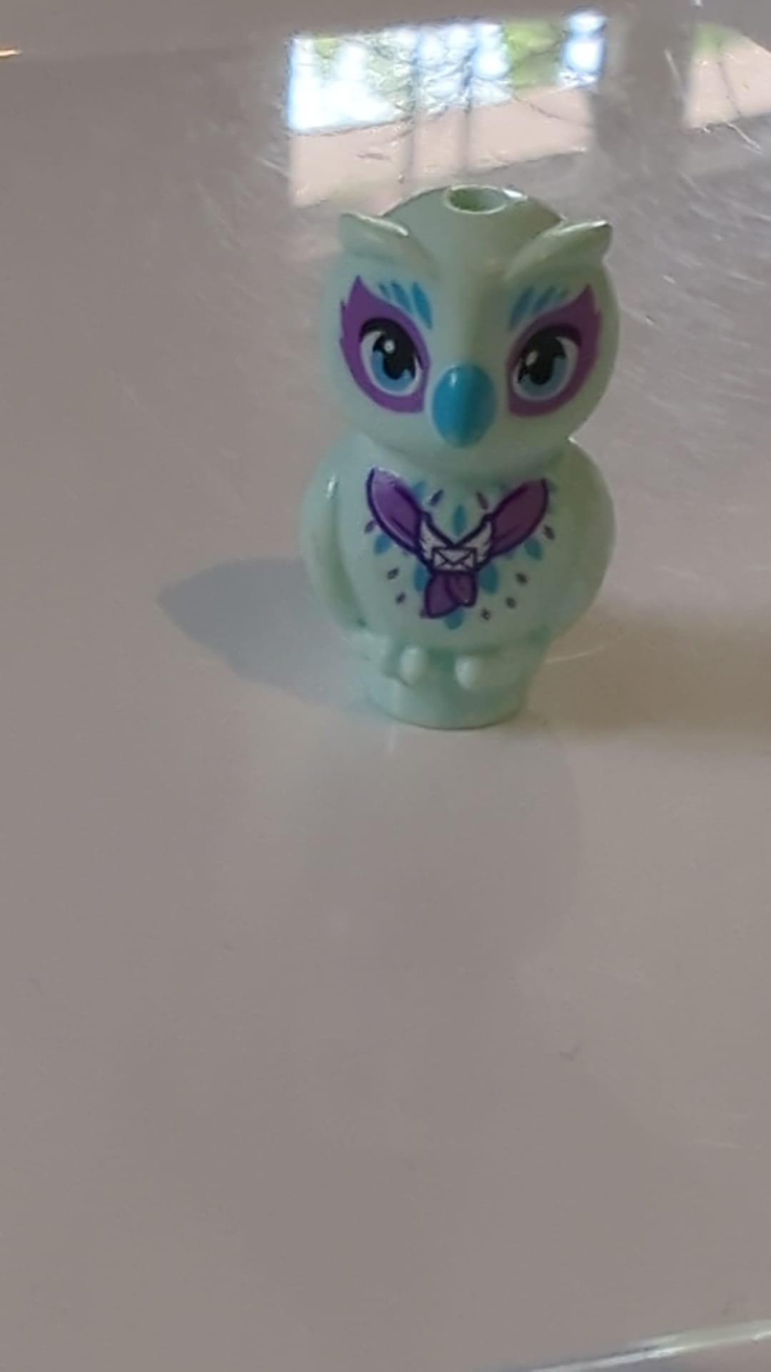 Eule im Mini-Puppenstil mit mittelblauem Schnabel, Augen und Federn sowie mittelviolettem Schal und Augenrandmuster „Elfen Owlyver“ hellaqua