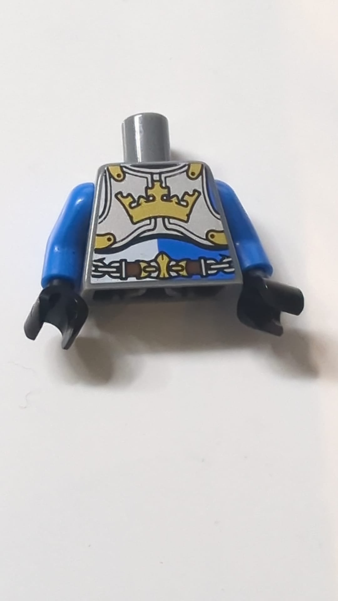Brustpanzer des Ritters des Burgkönigs mit Krone, Kettengürtelmuster / Blaue Arme / Schwarze Hände neudunkelgrau